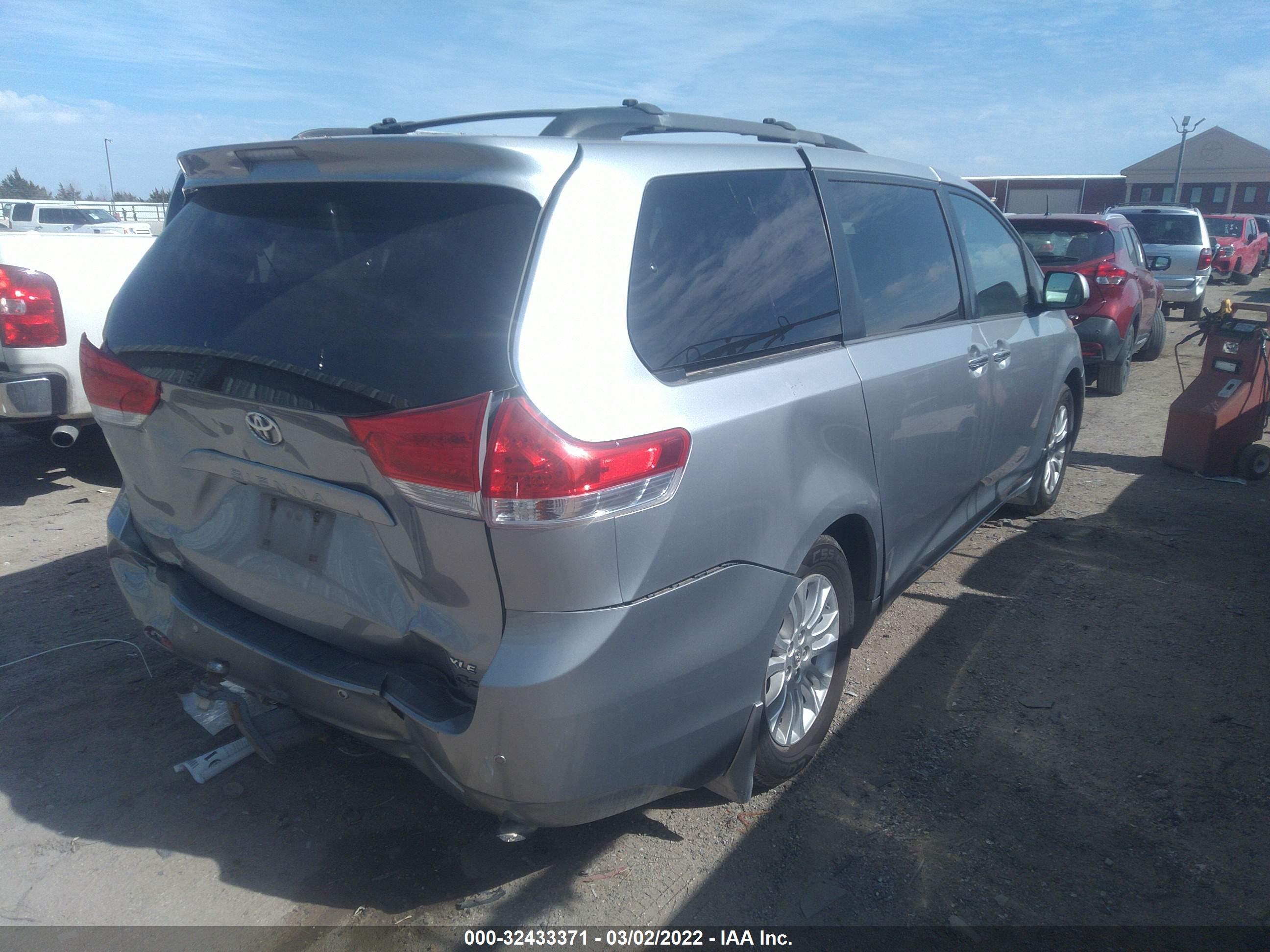 TOYOTA SIENNA image 4