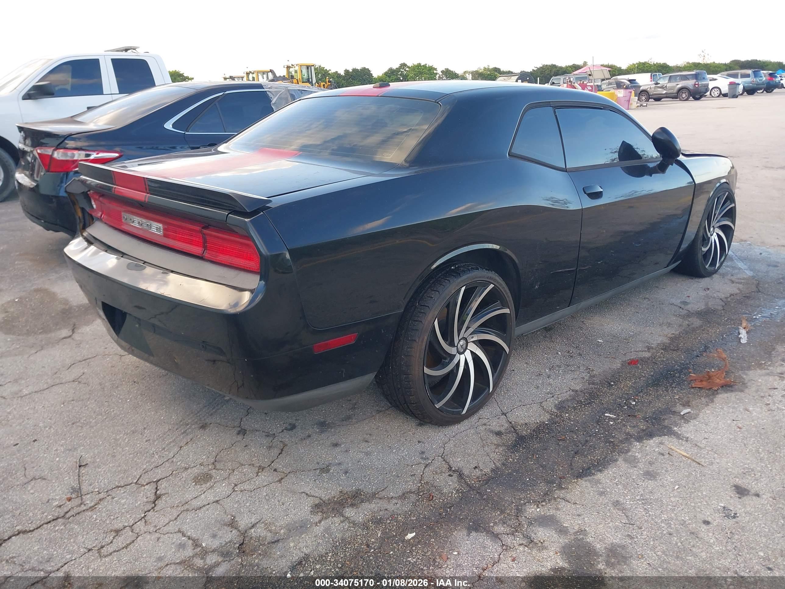 DODGE CHALLENGER image 4