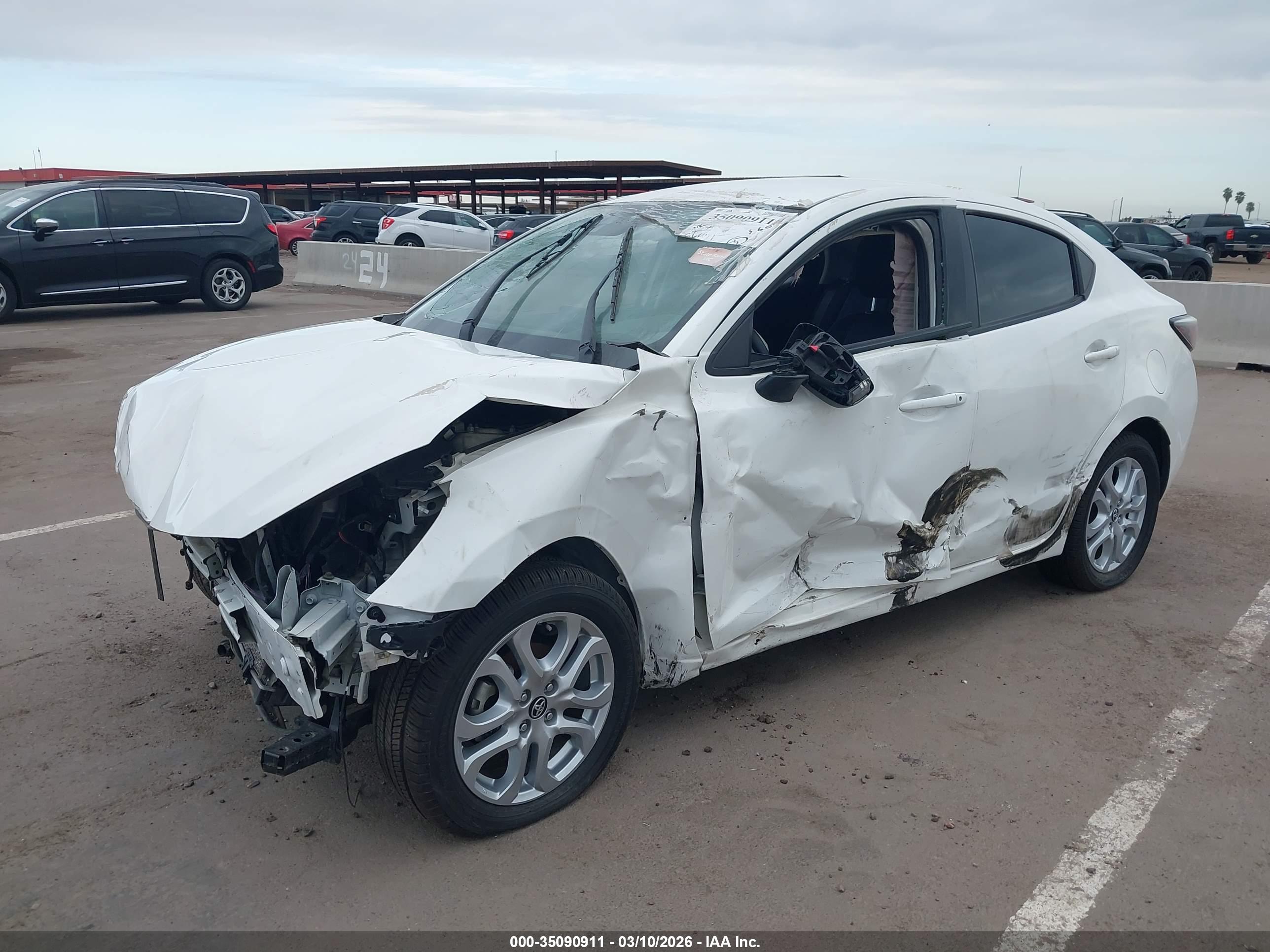 TOYOTA YARIS image 2