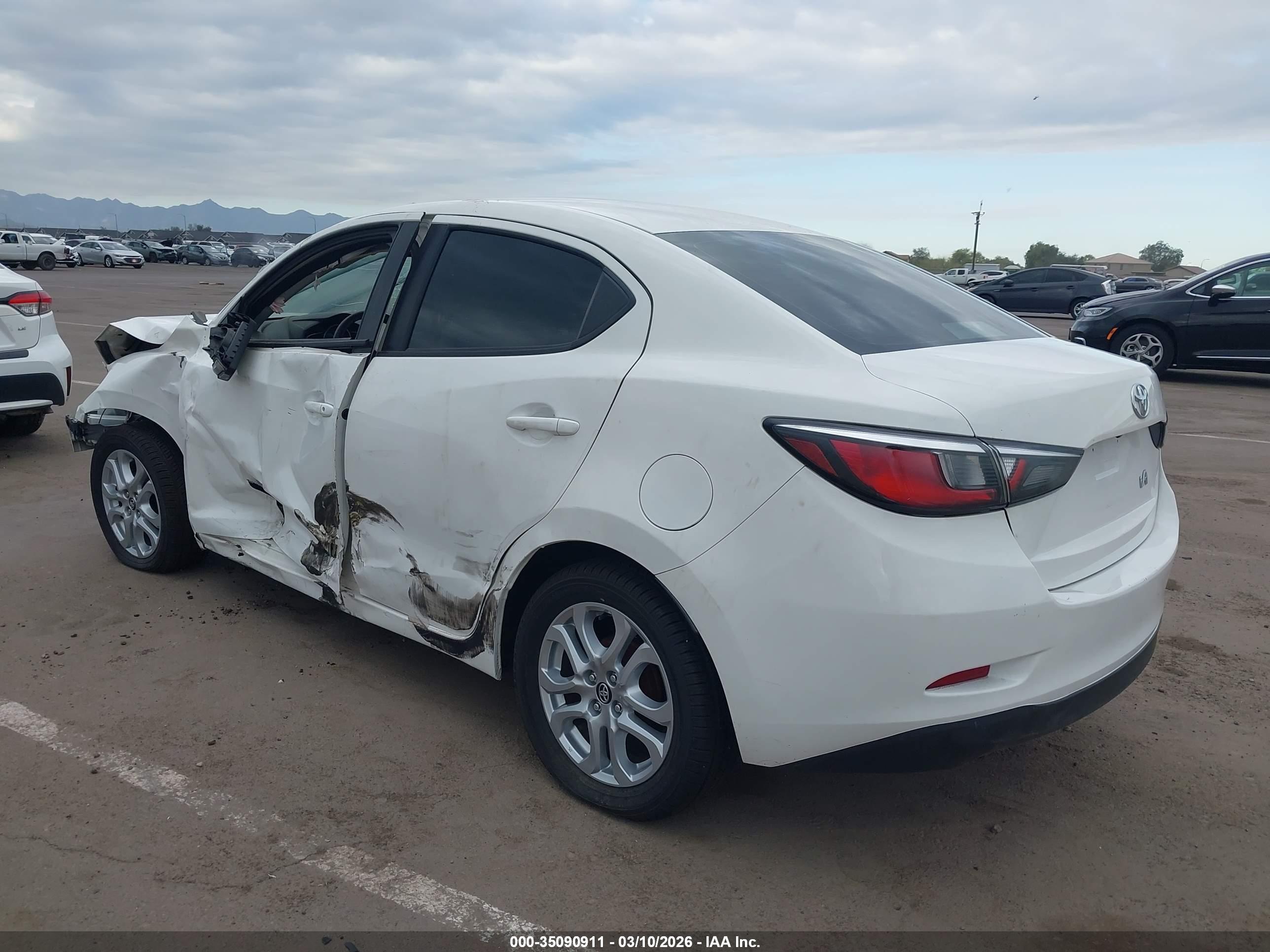 TOYOTA YARIS image 3