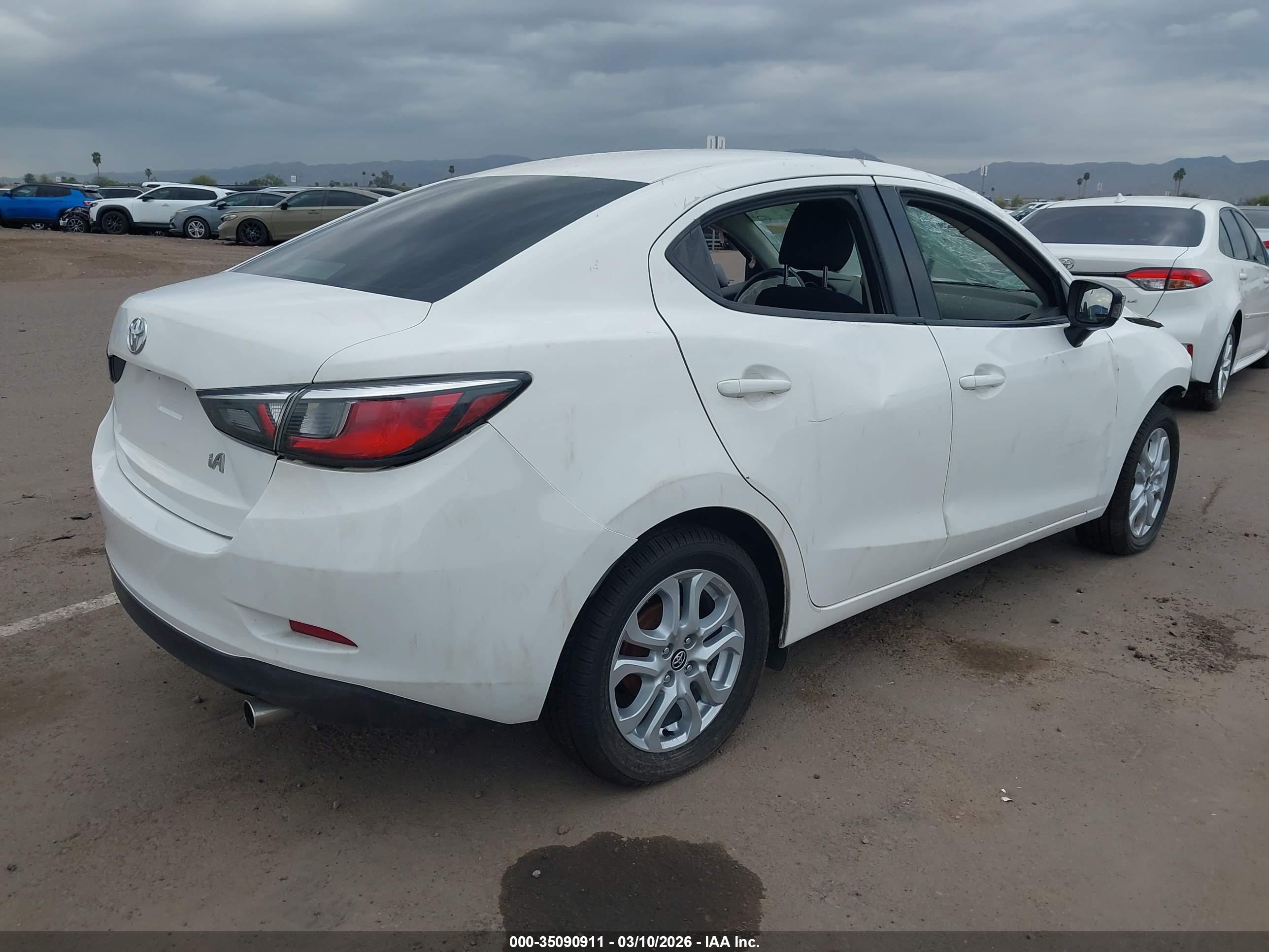 TOYOTA YARIS image 4