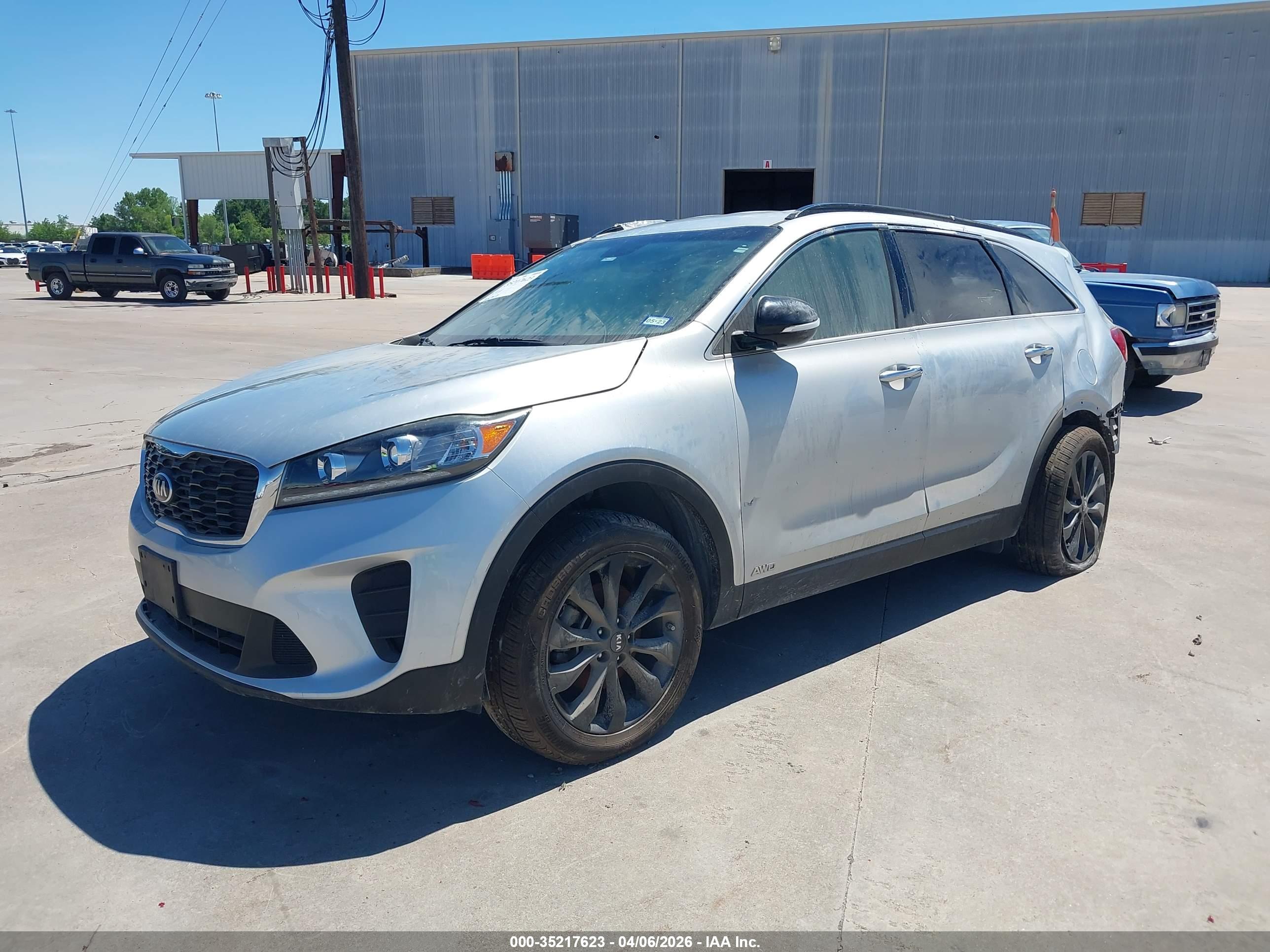 KIA SORENTO image 2