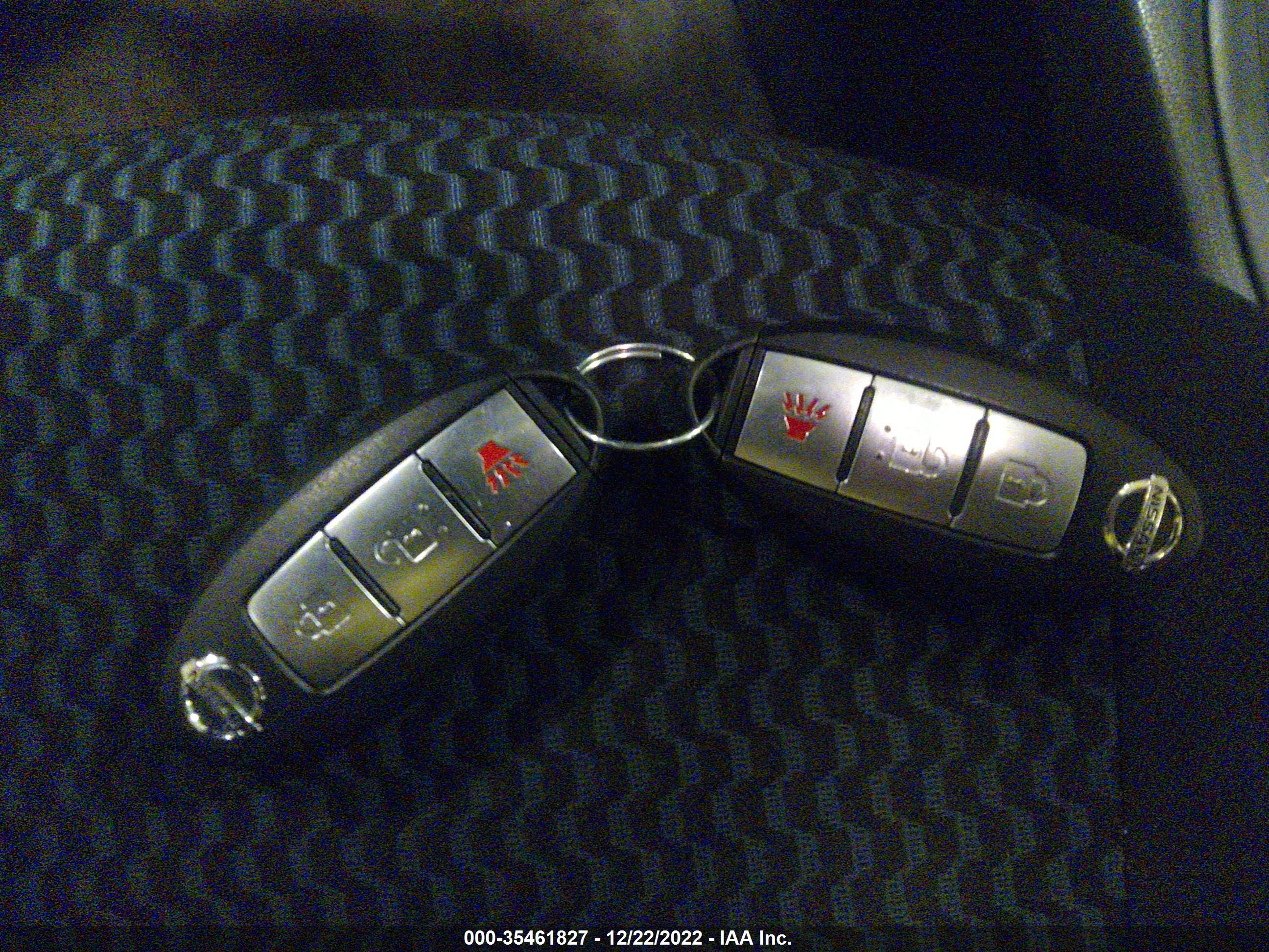NISSAN VERSA image 11