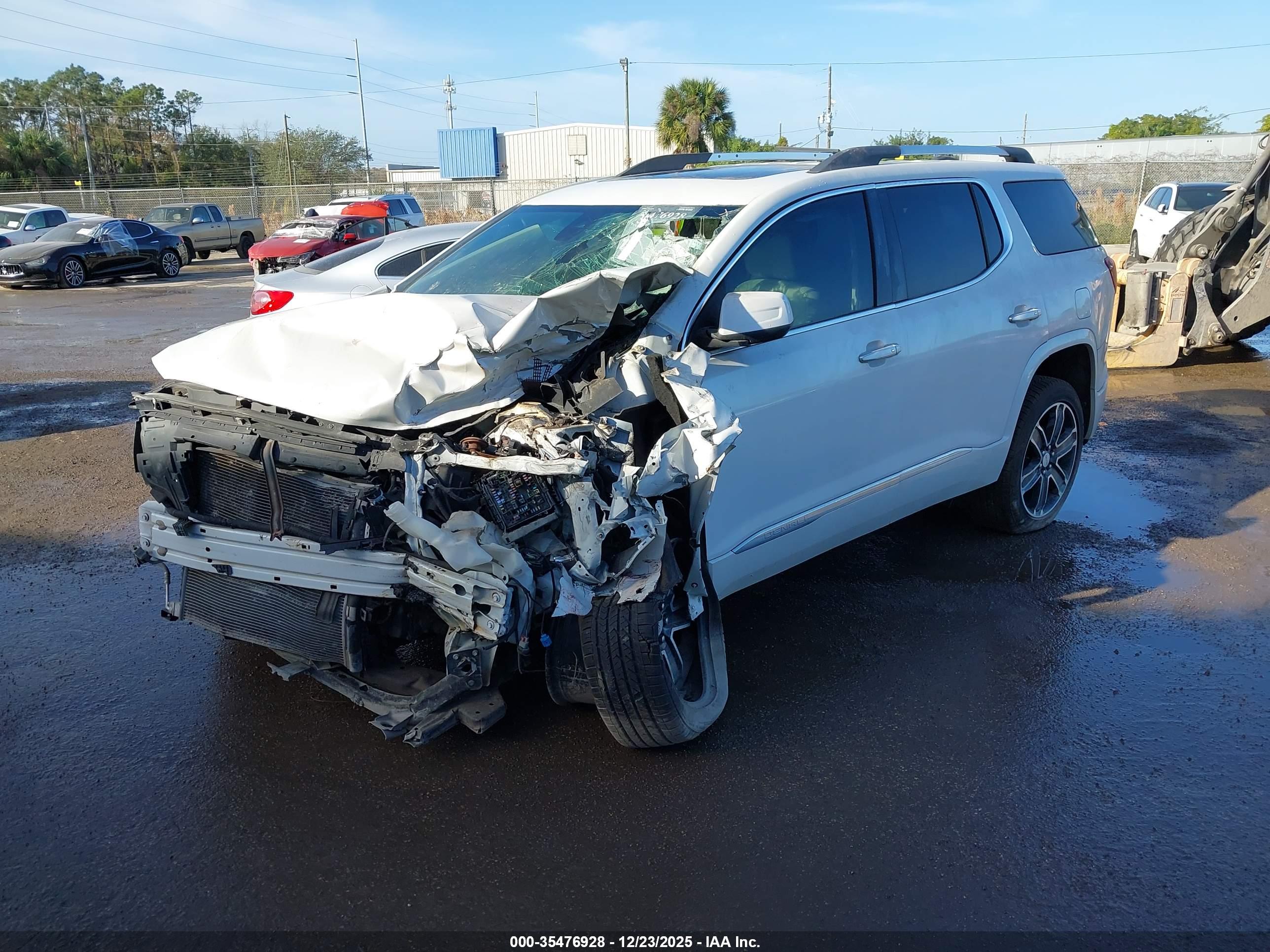 GMC ACADIA image 2