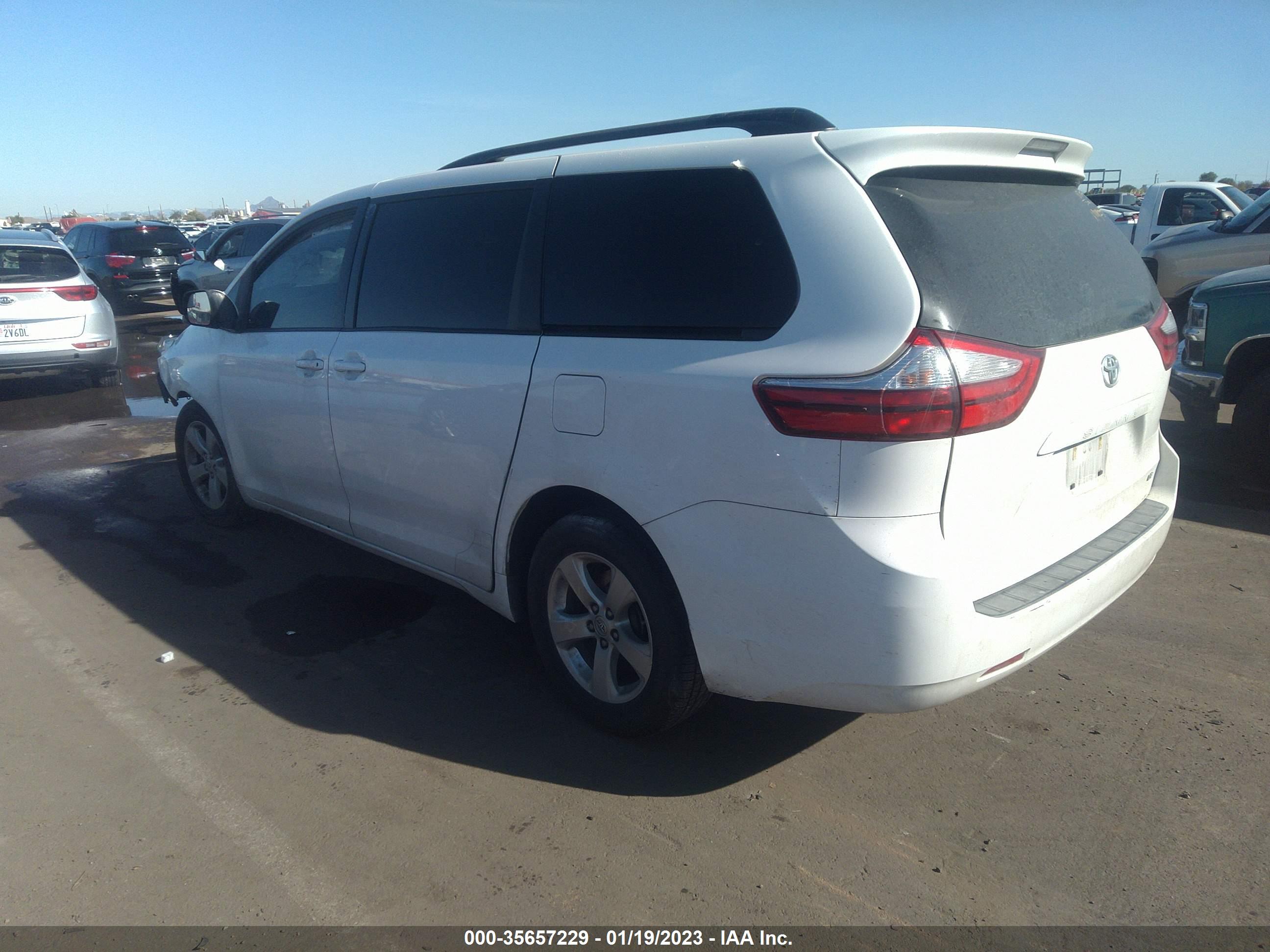 TOYOTA SIENNA image 3