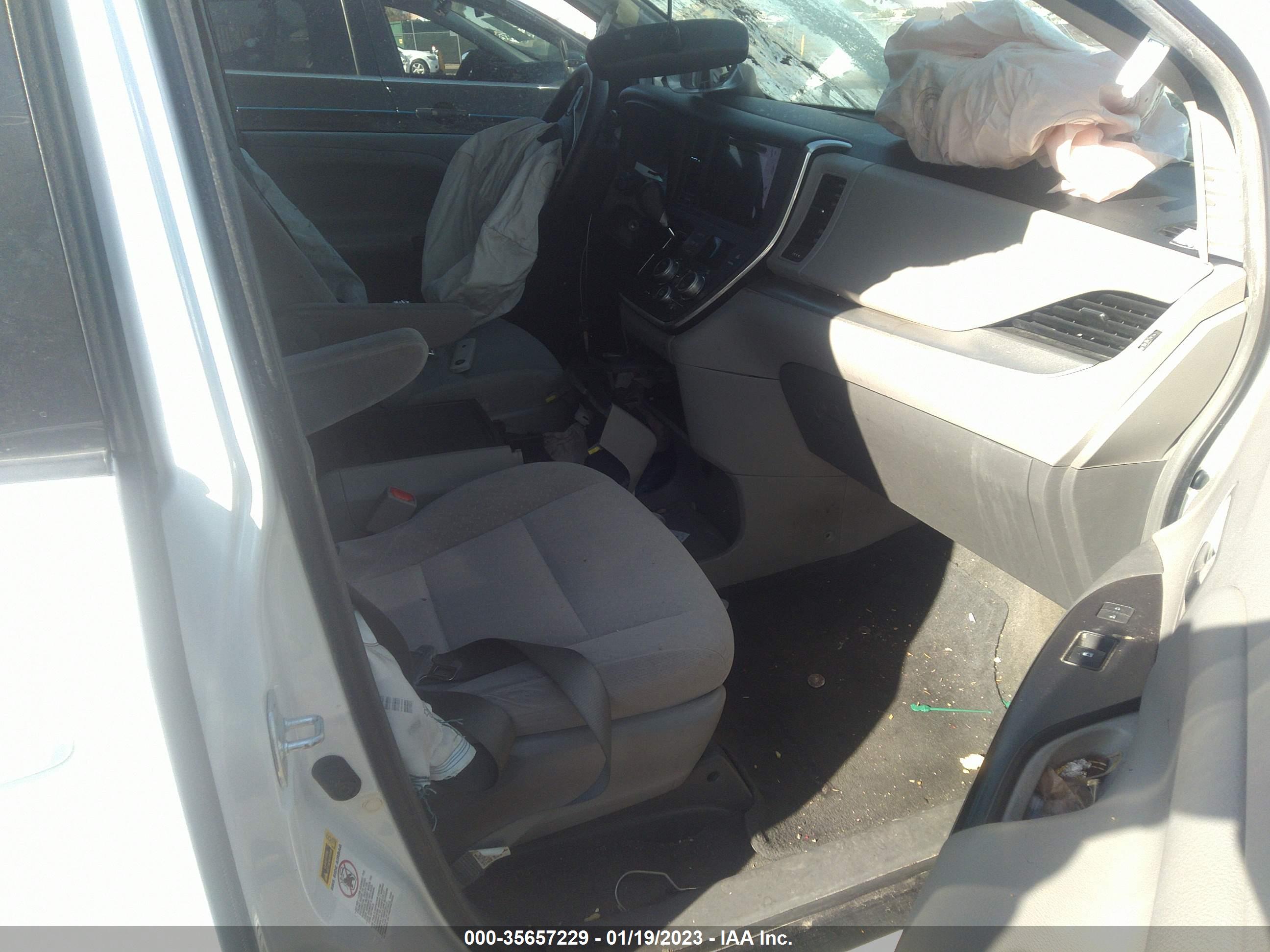 TOYOTA SIENNA image 5