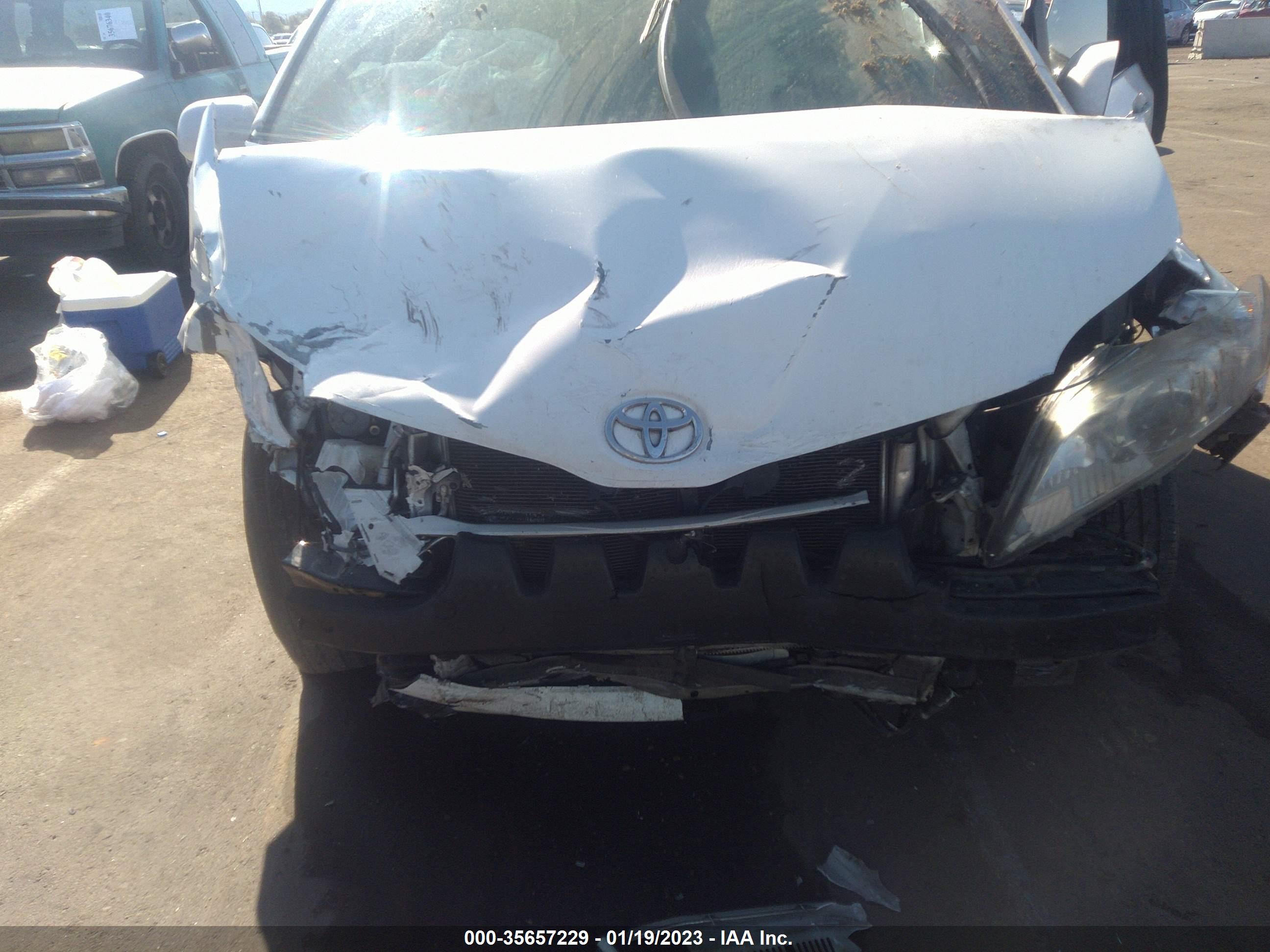 TOYOTA SIENNA image 6