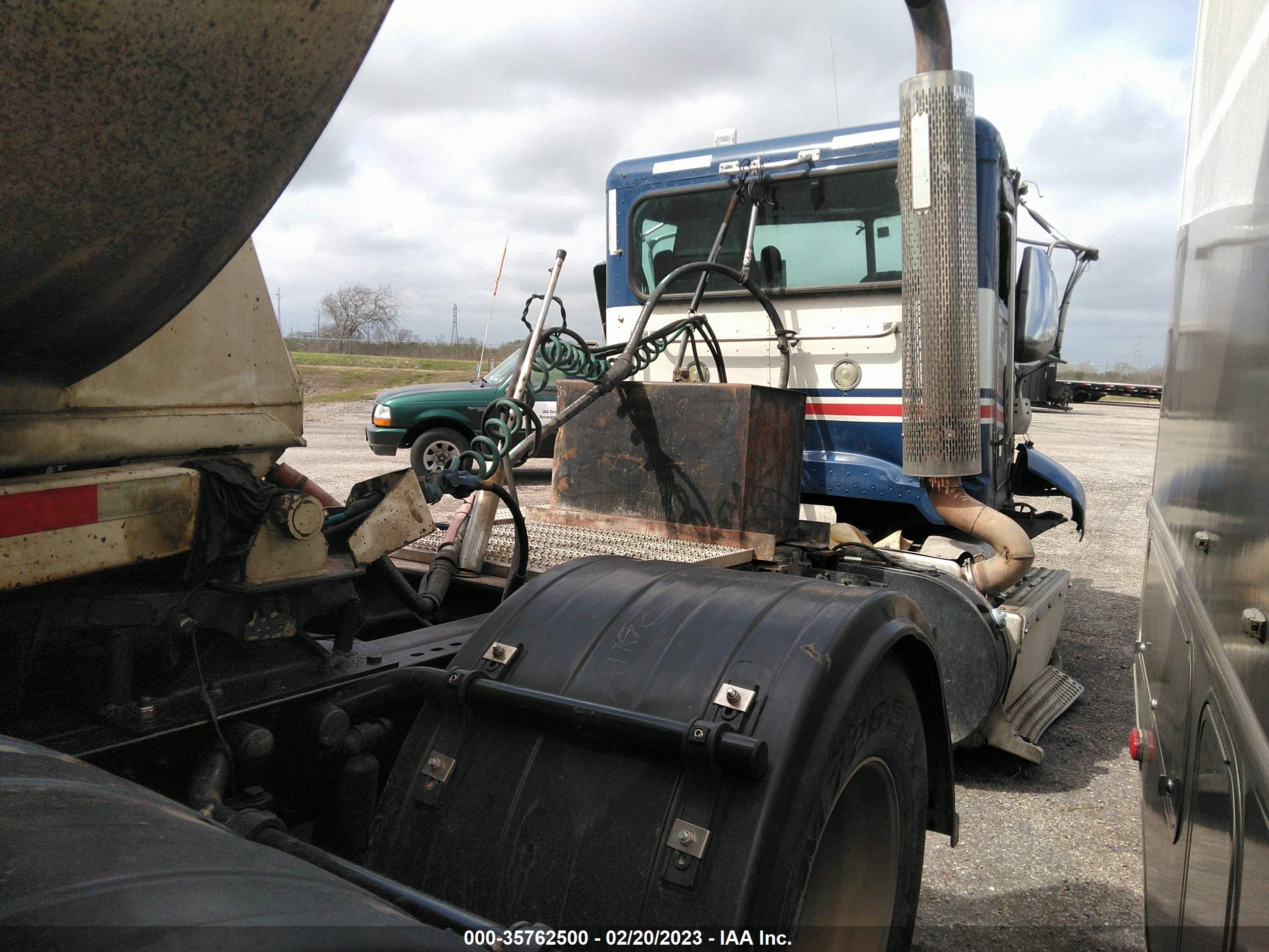 PETERBILT 384 image 4