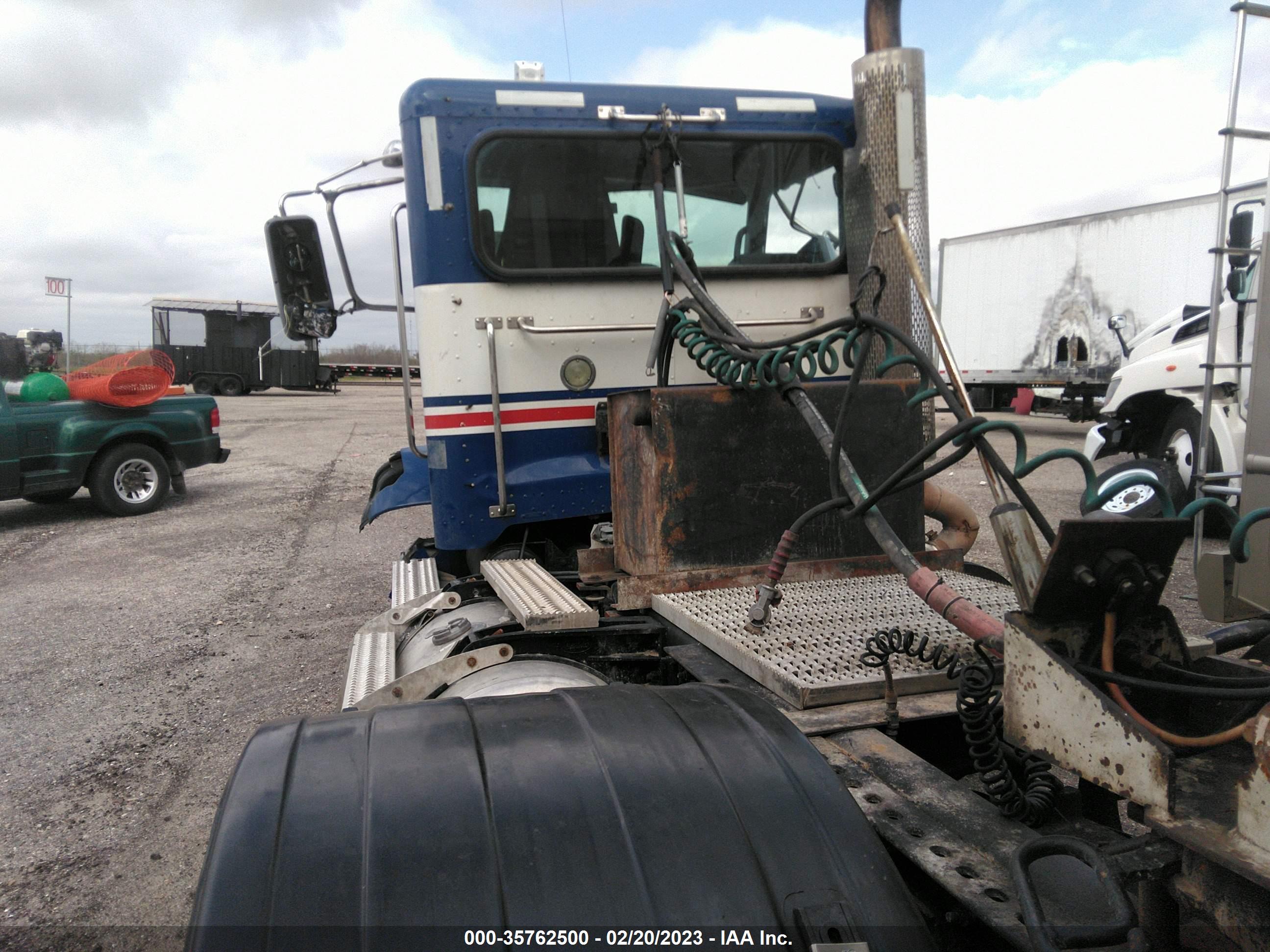 PETERBILT 384 image 8
