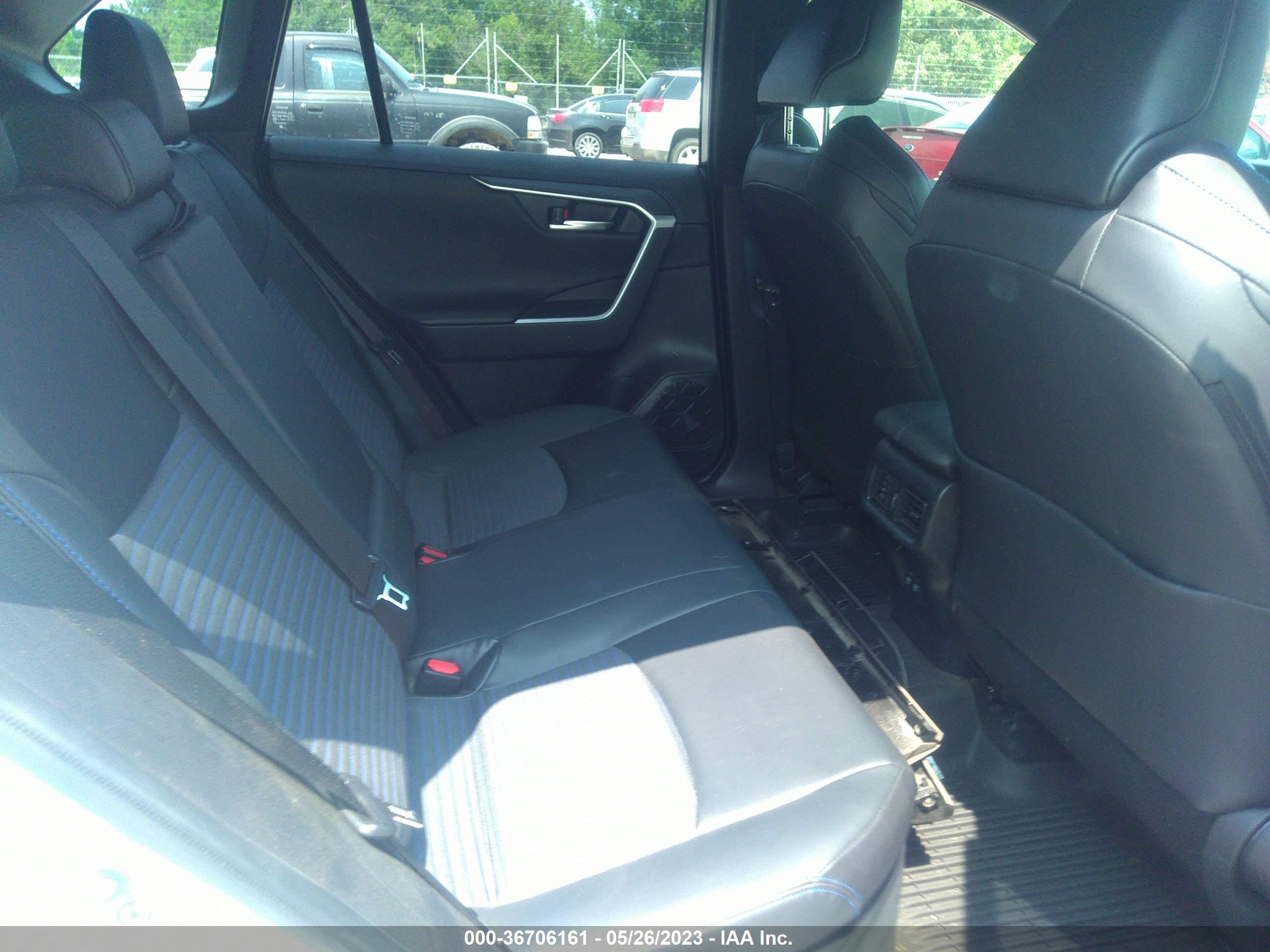 TOYOTA RAV4 image 8