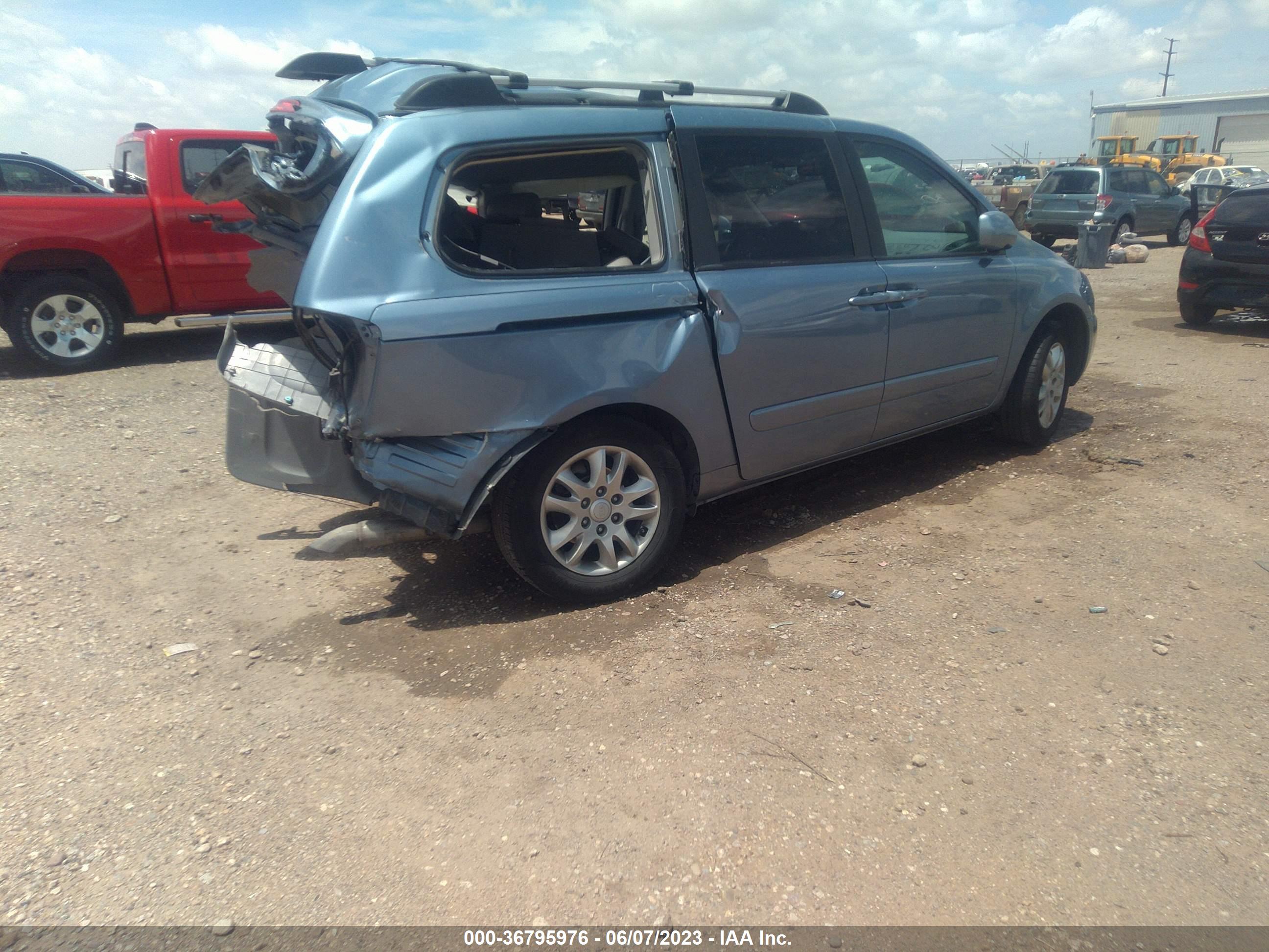 KIA SEDONA image 4