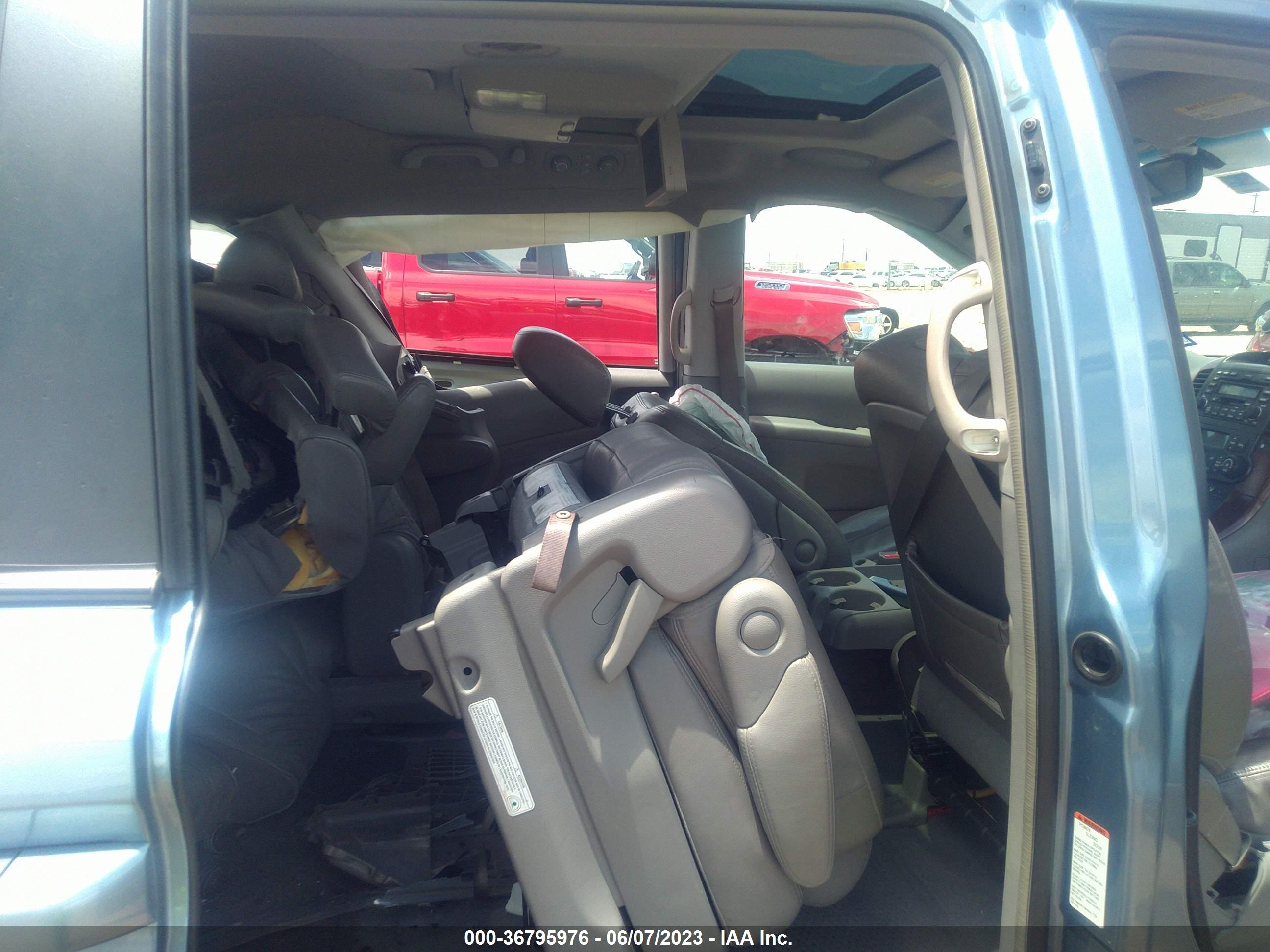 KIA SEDONA image 8