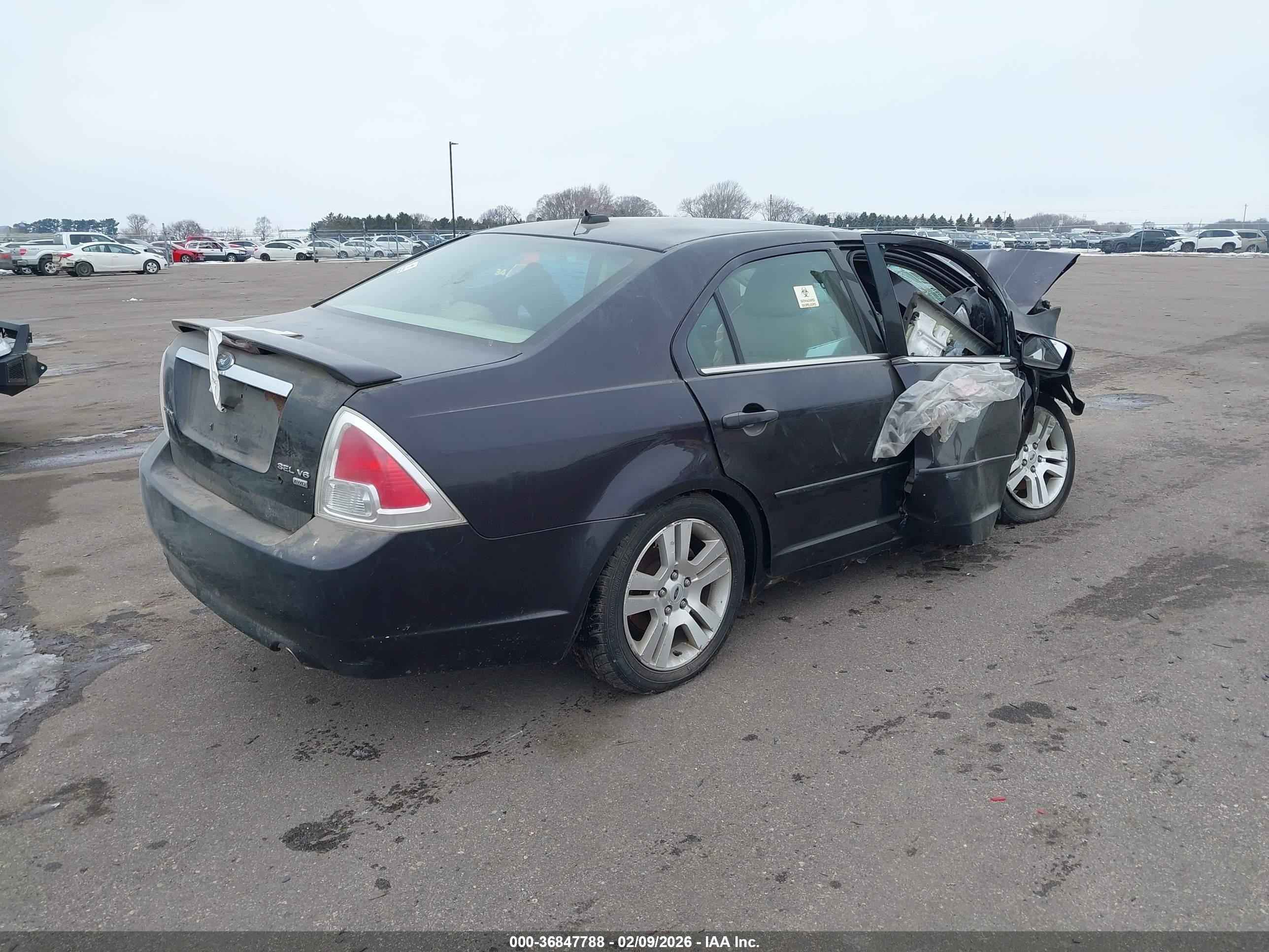 FORD FUSION image 4