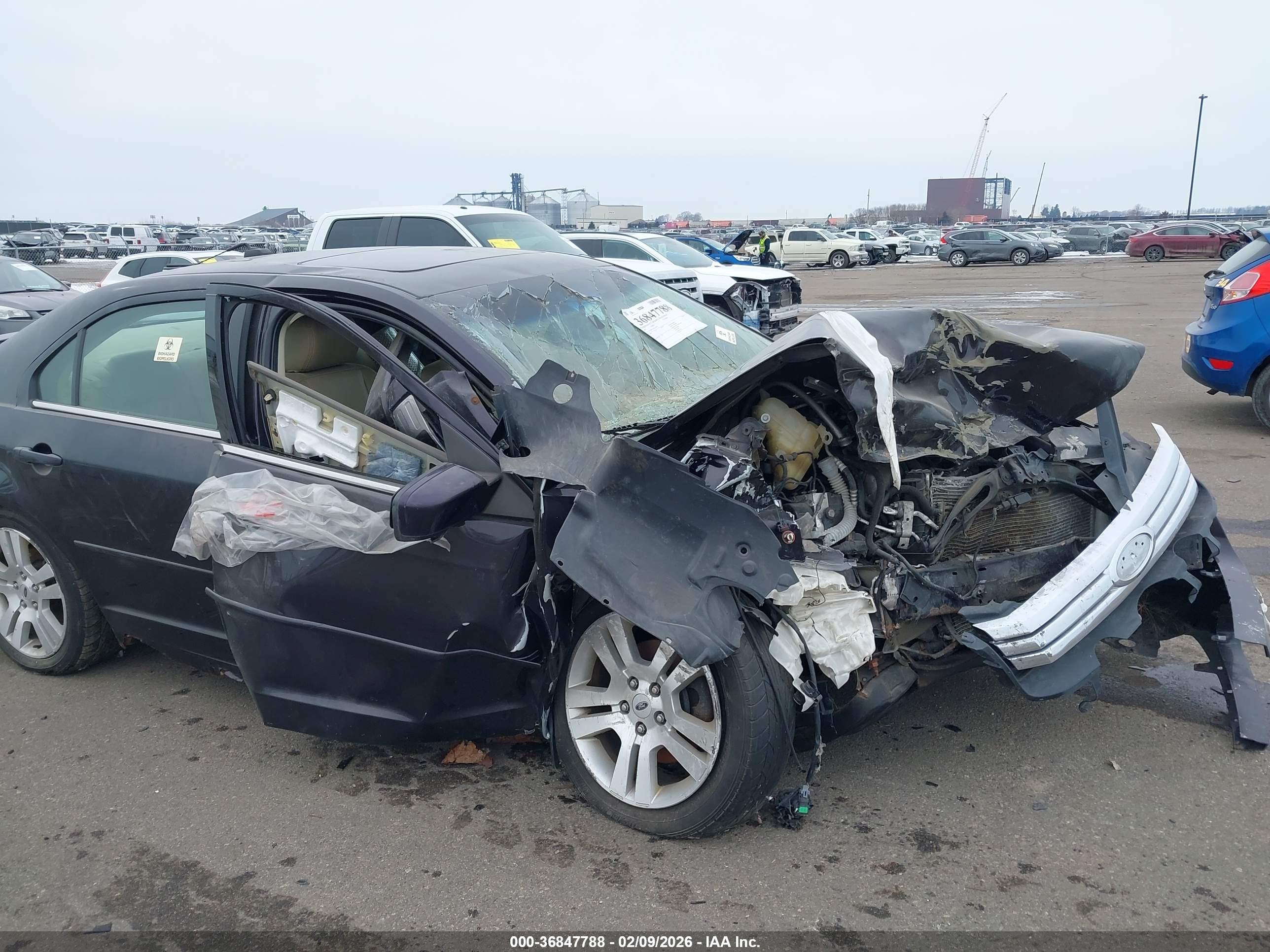 FORD FUSION image 6