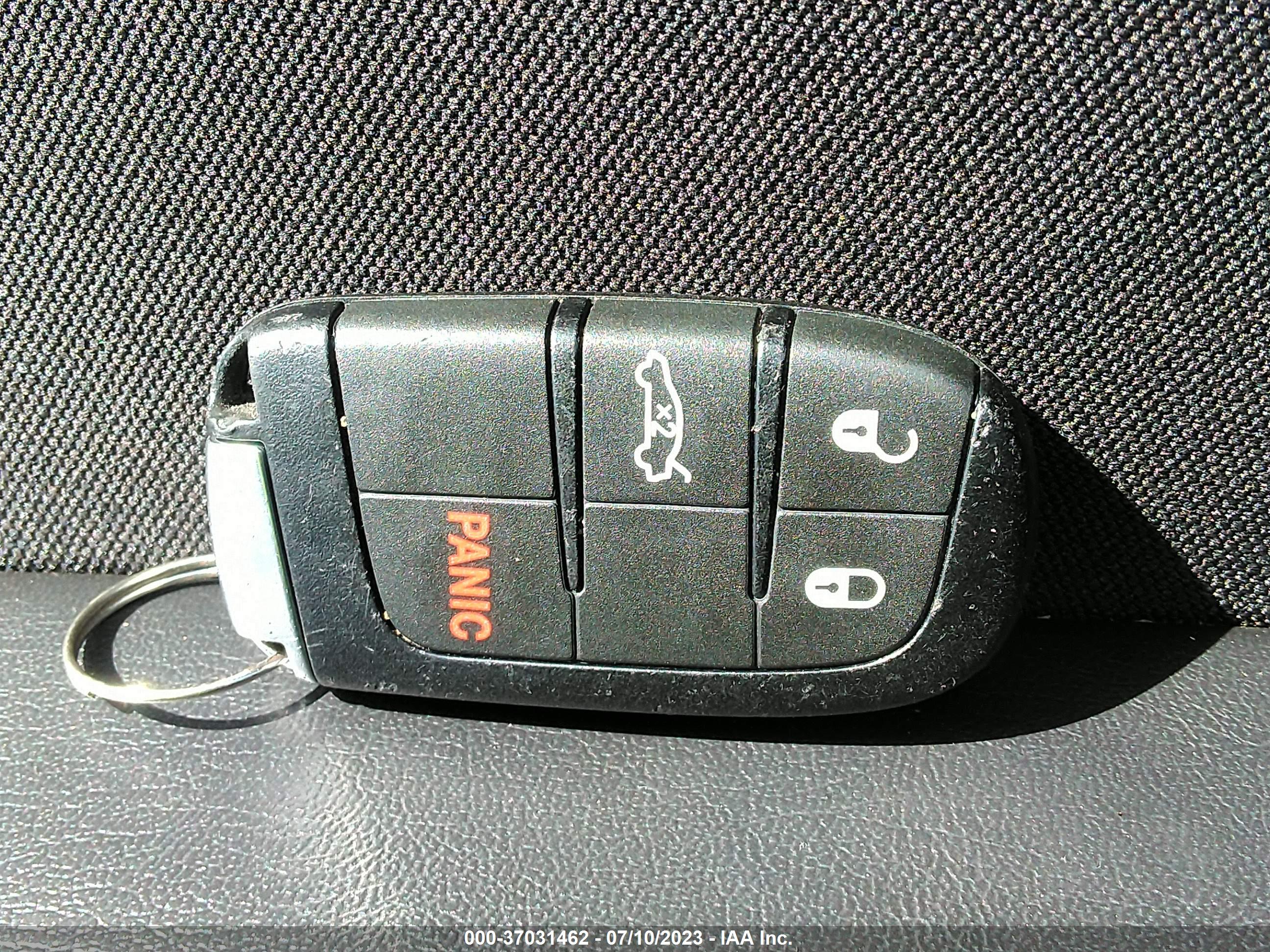 CHRYSLER 200 image 11