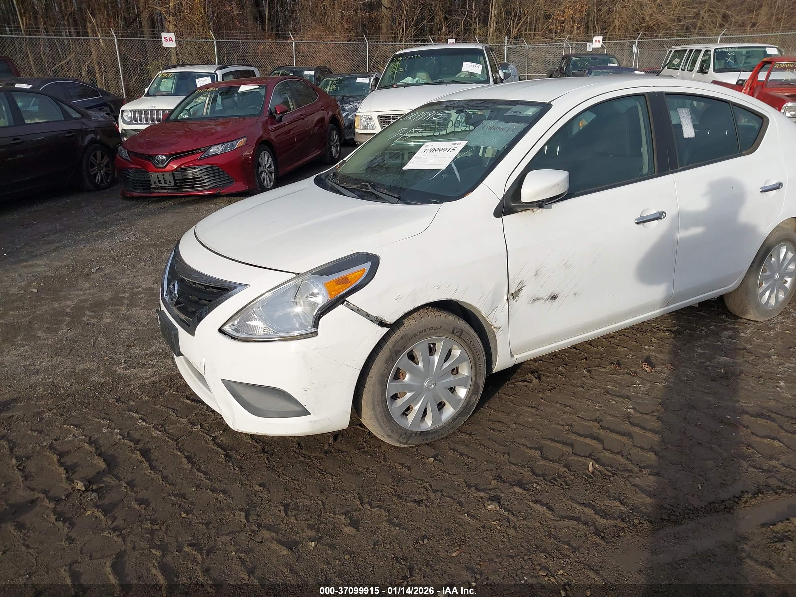 NISSAN VERSA image 6