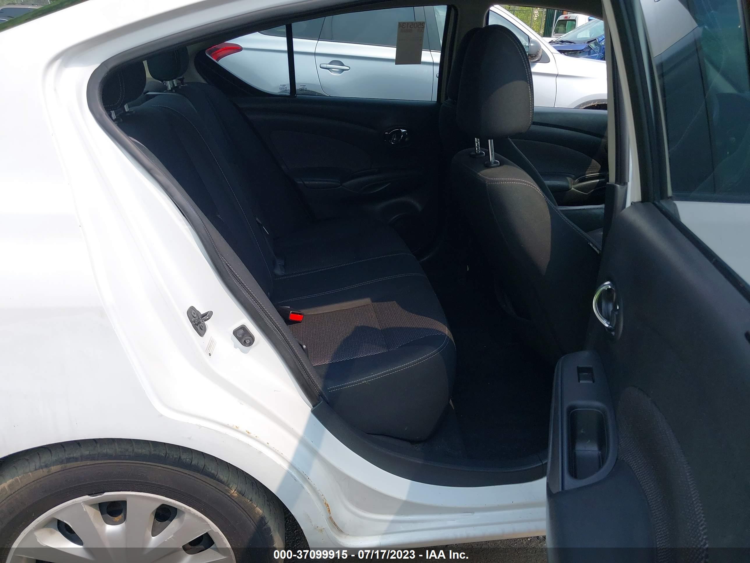 NISSAN VERSA image 8