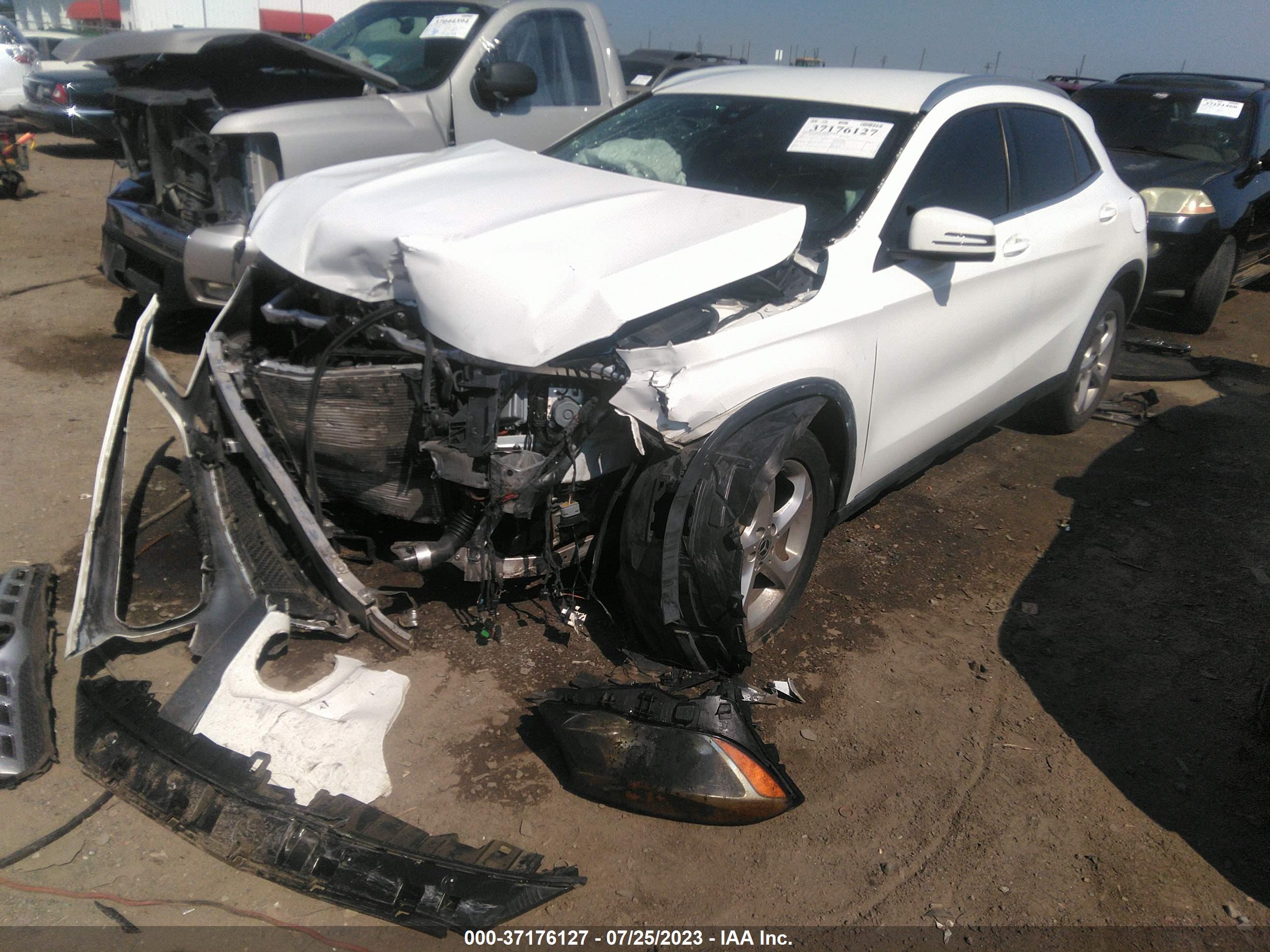 MERCEDES-BENZ GLA image 2