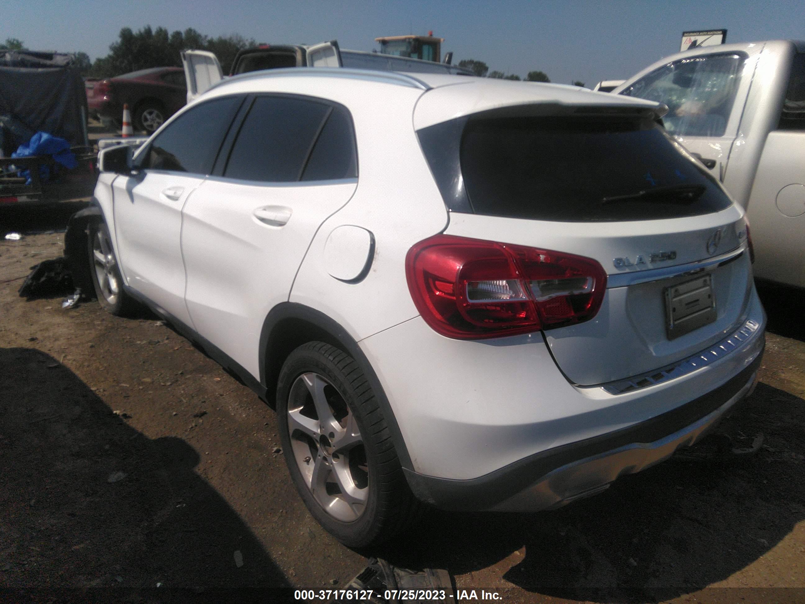 MERCEDES-BENZ GLA image 3