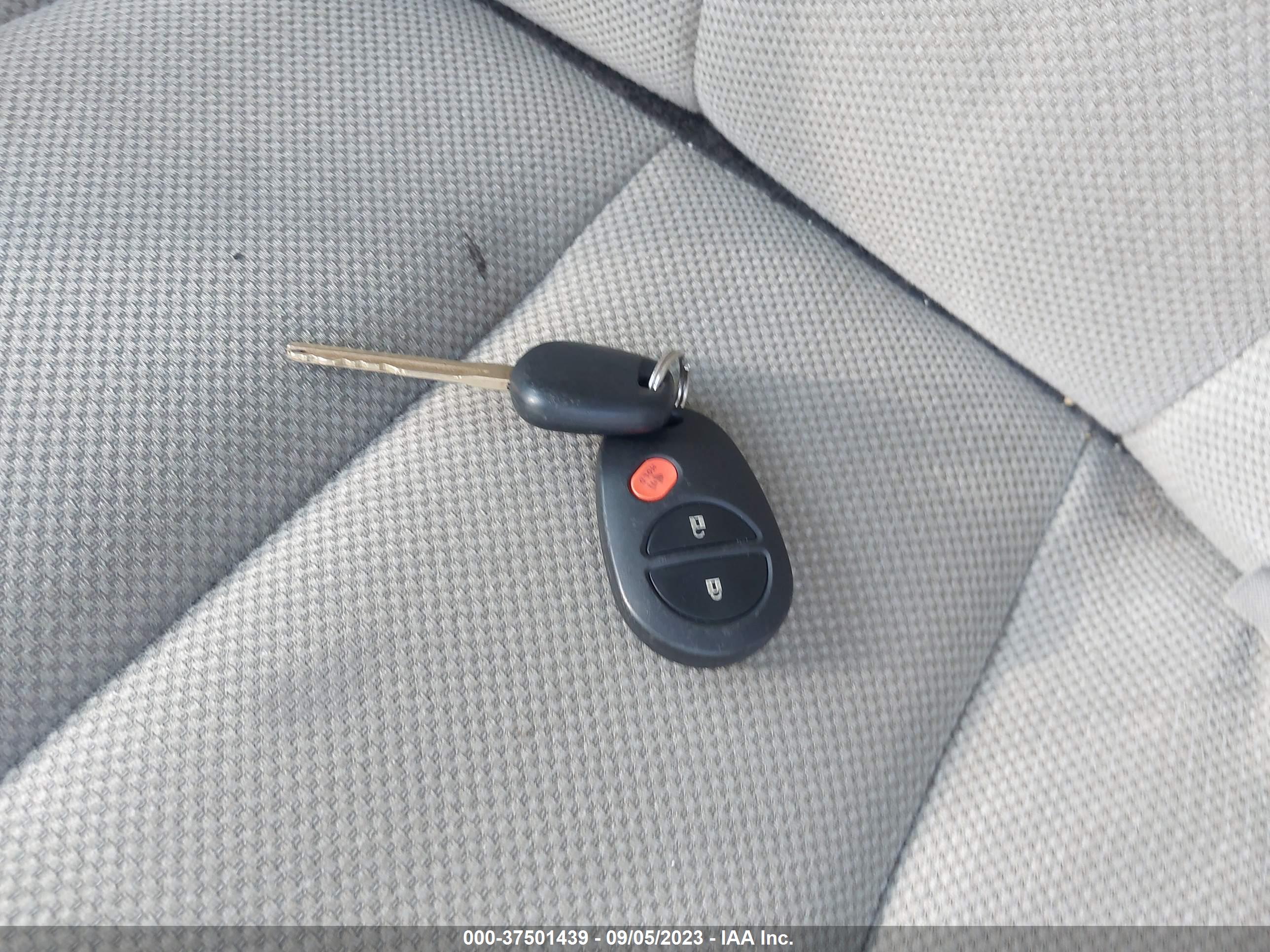 TOYOTA SIENNA image 11