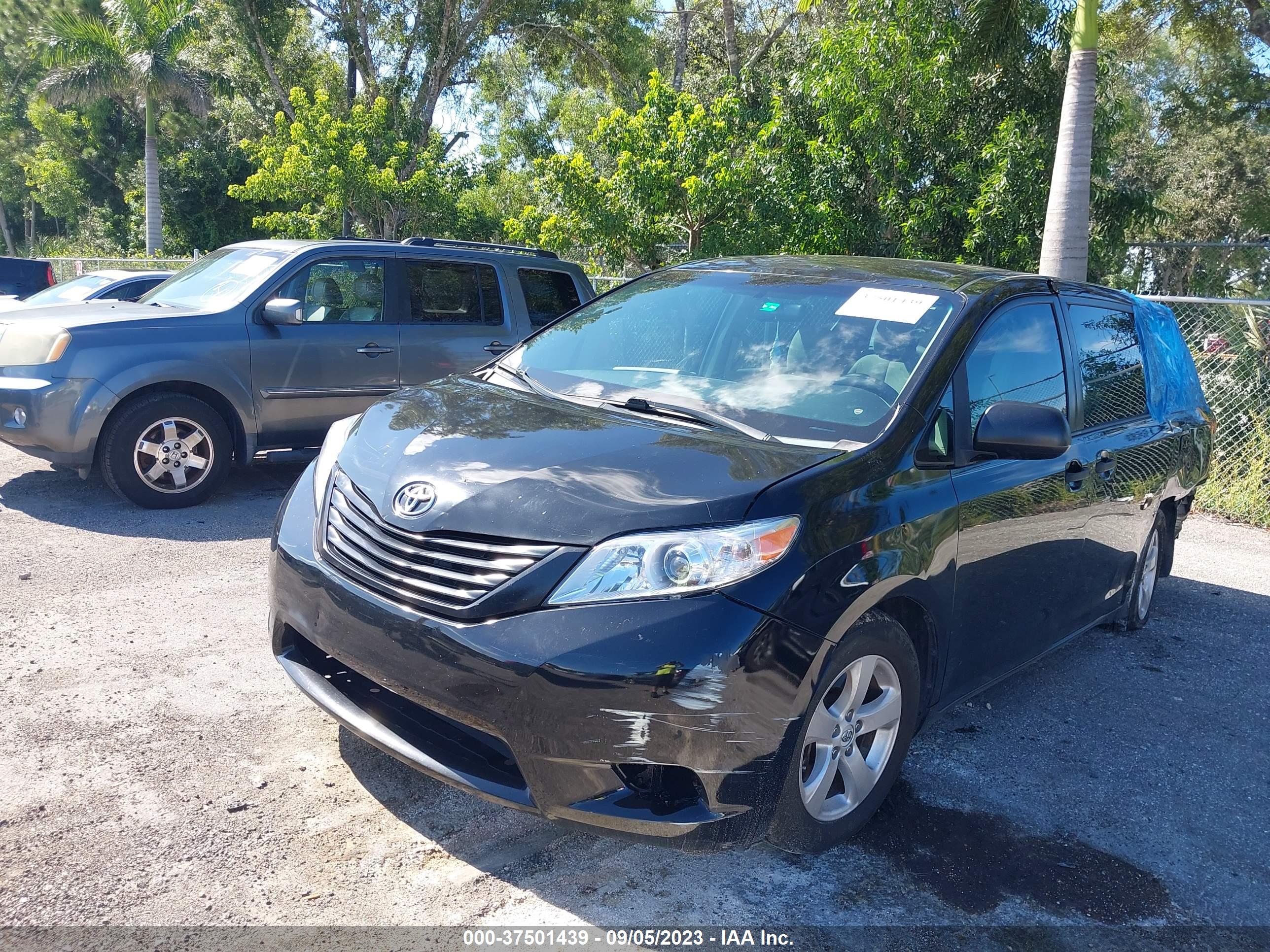 TOYOTA SIENNA image 2
