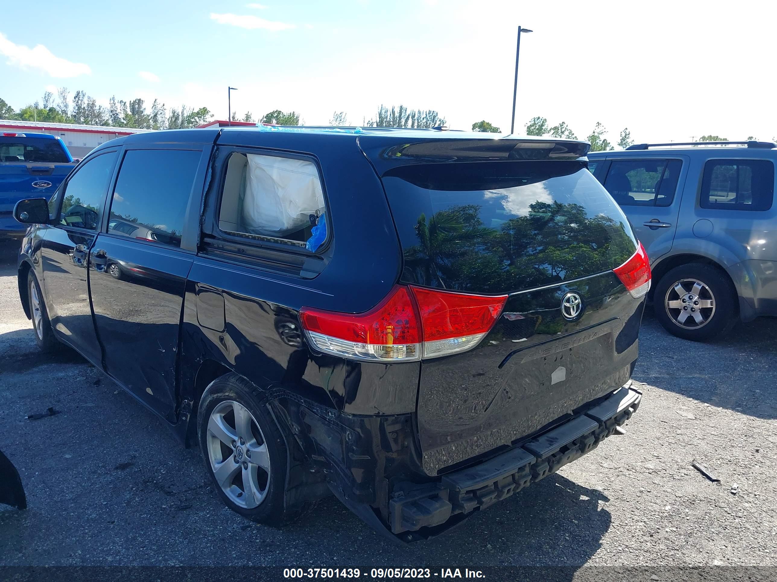 TOYOTA SIENNA image 3