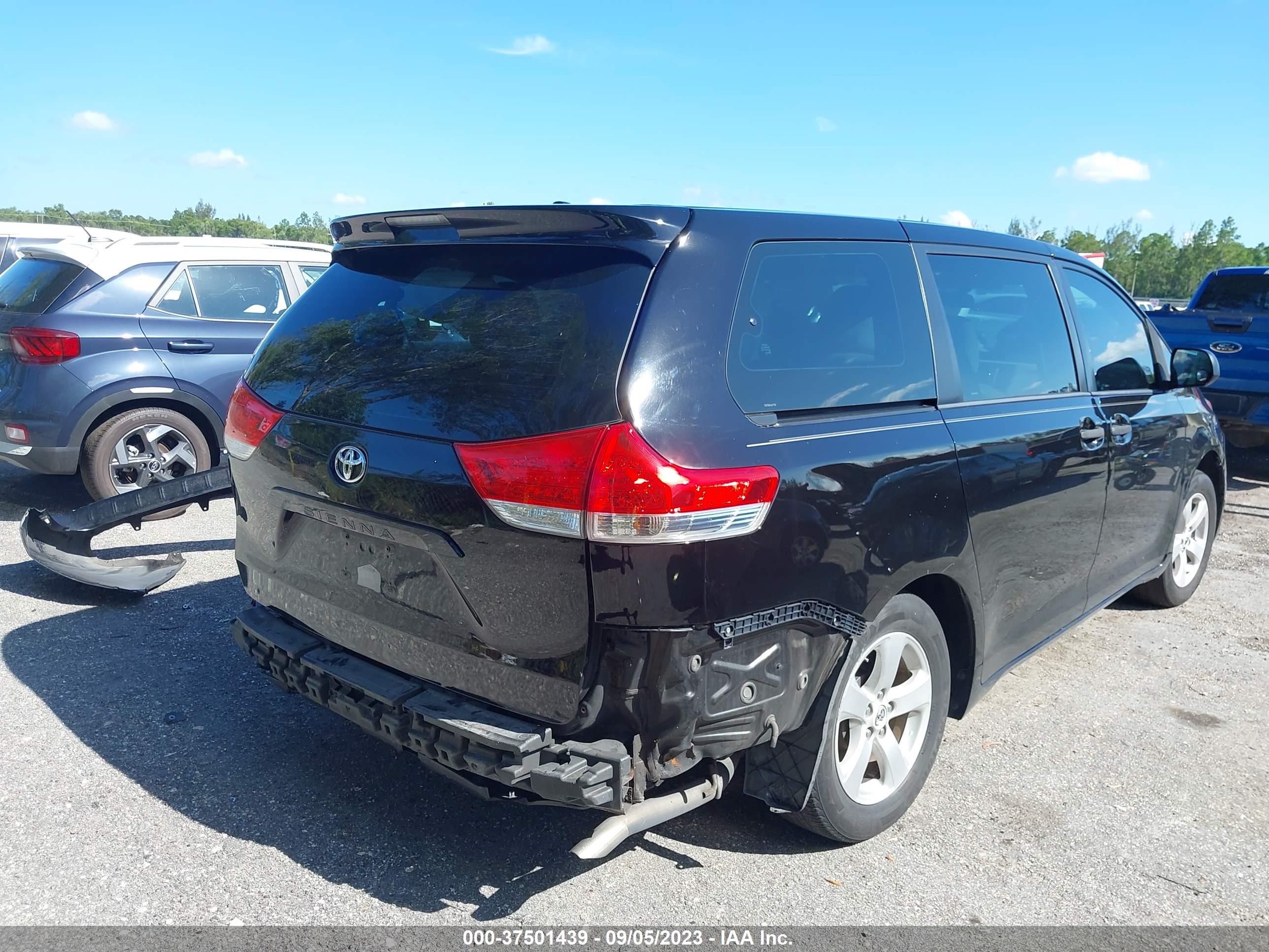 TOYOTA SIENNA image 4