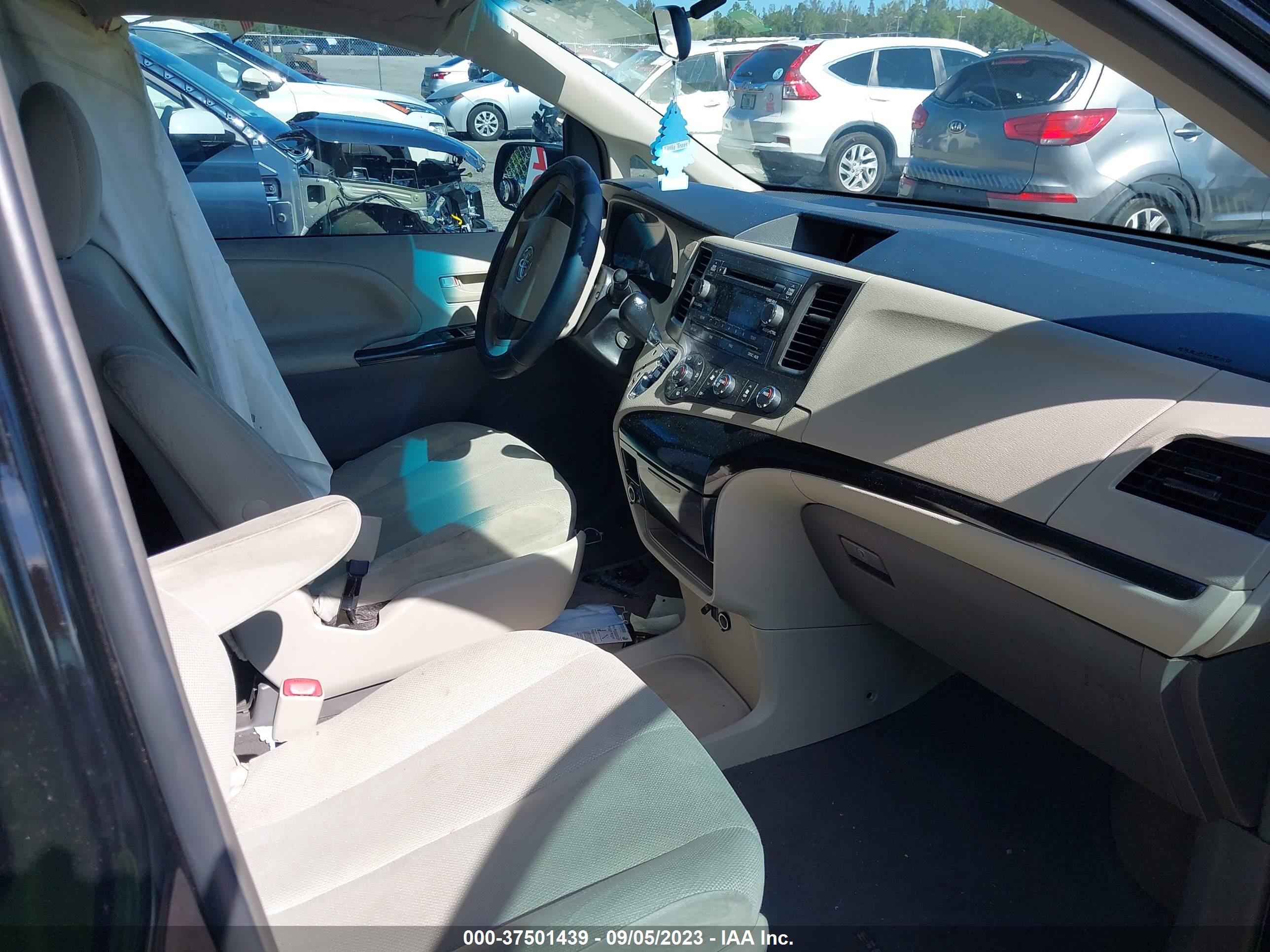 TOYOTA SIENNA image 5