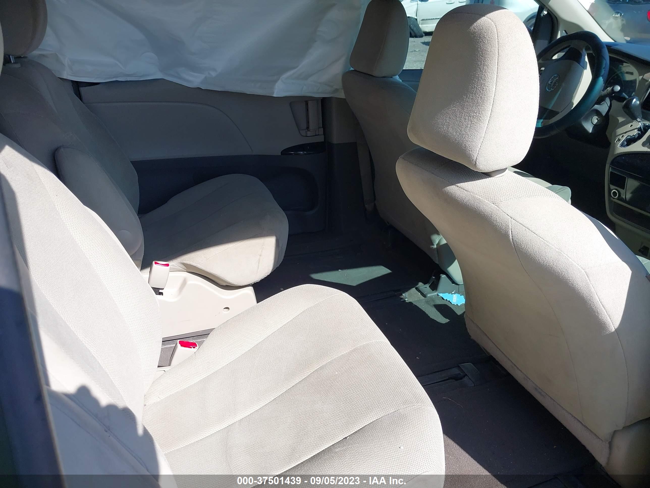 TOYOTA SIENNA image 8