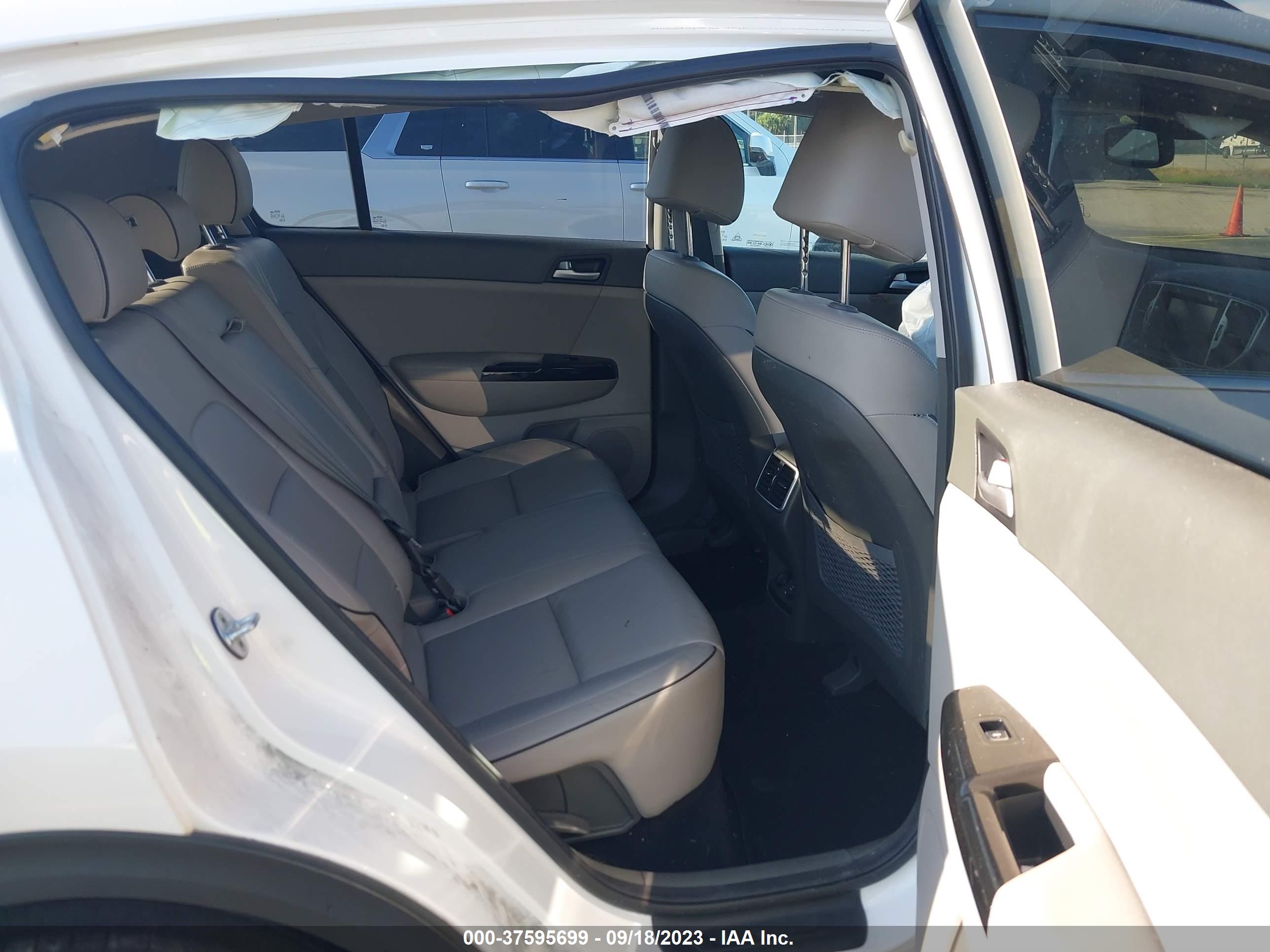 KIA SPORTAGE image 8