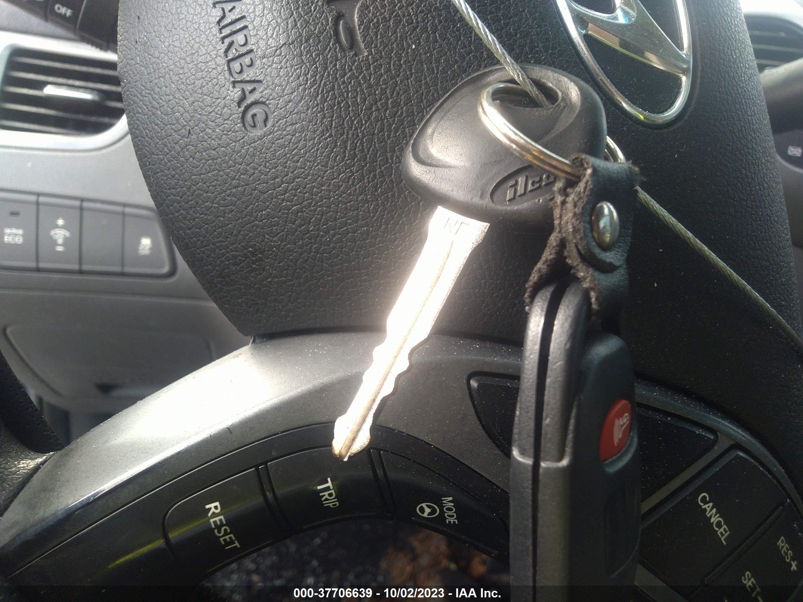 HYUNDAI ELANTRA image 11