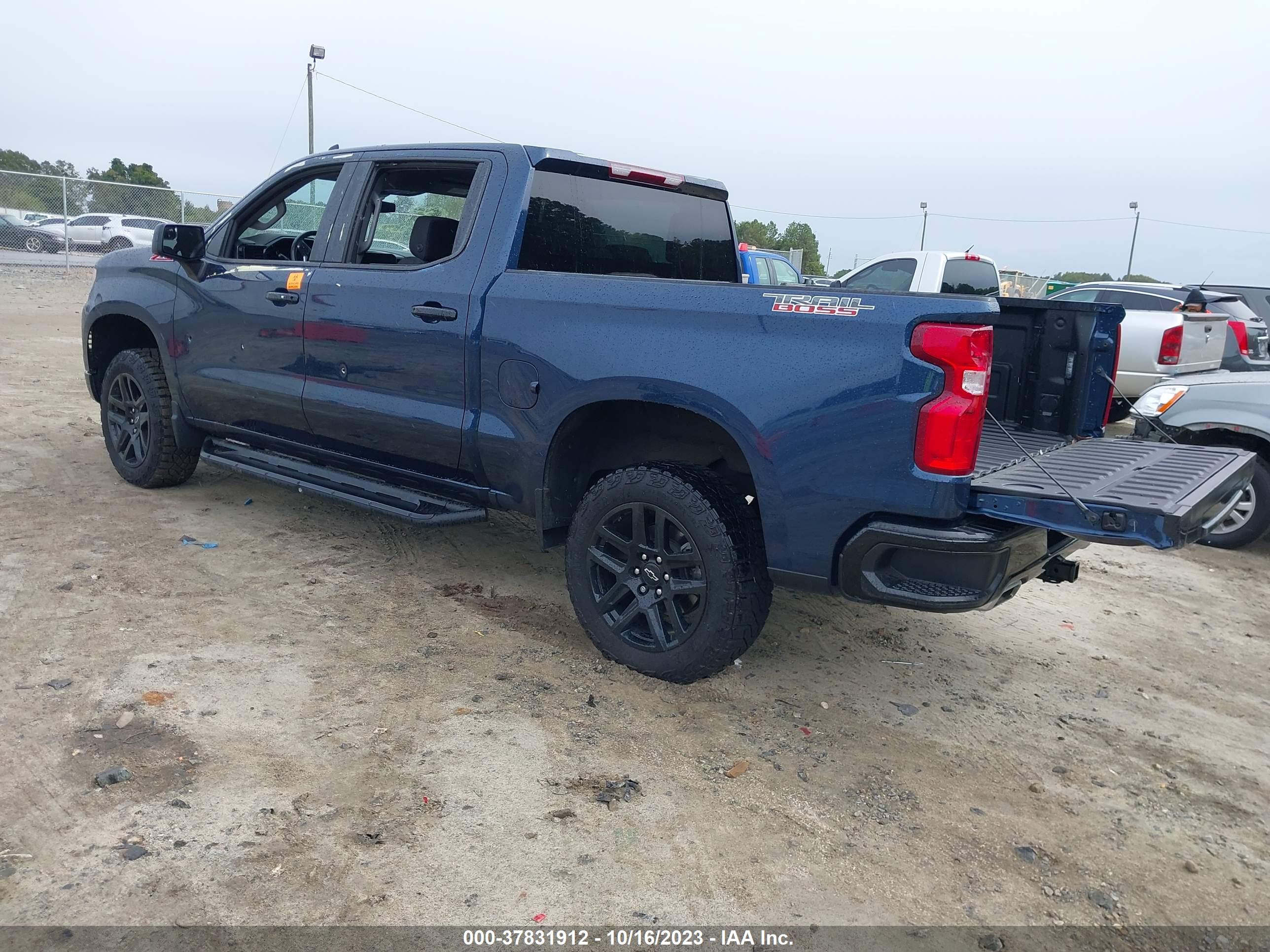 CHEVROLET SILVERADO image 3