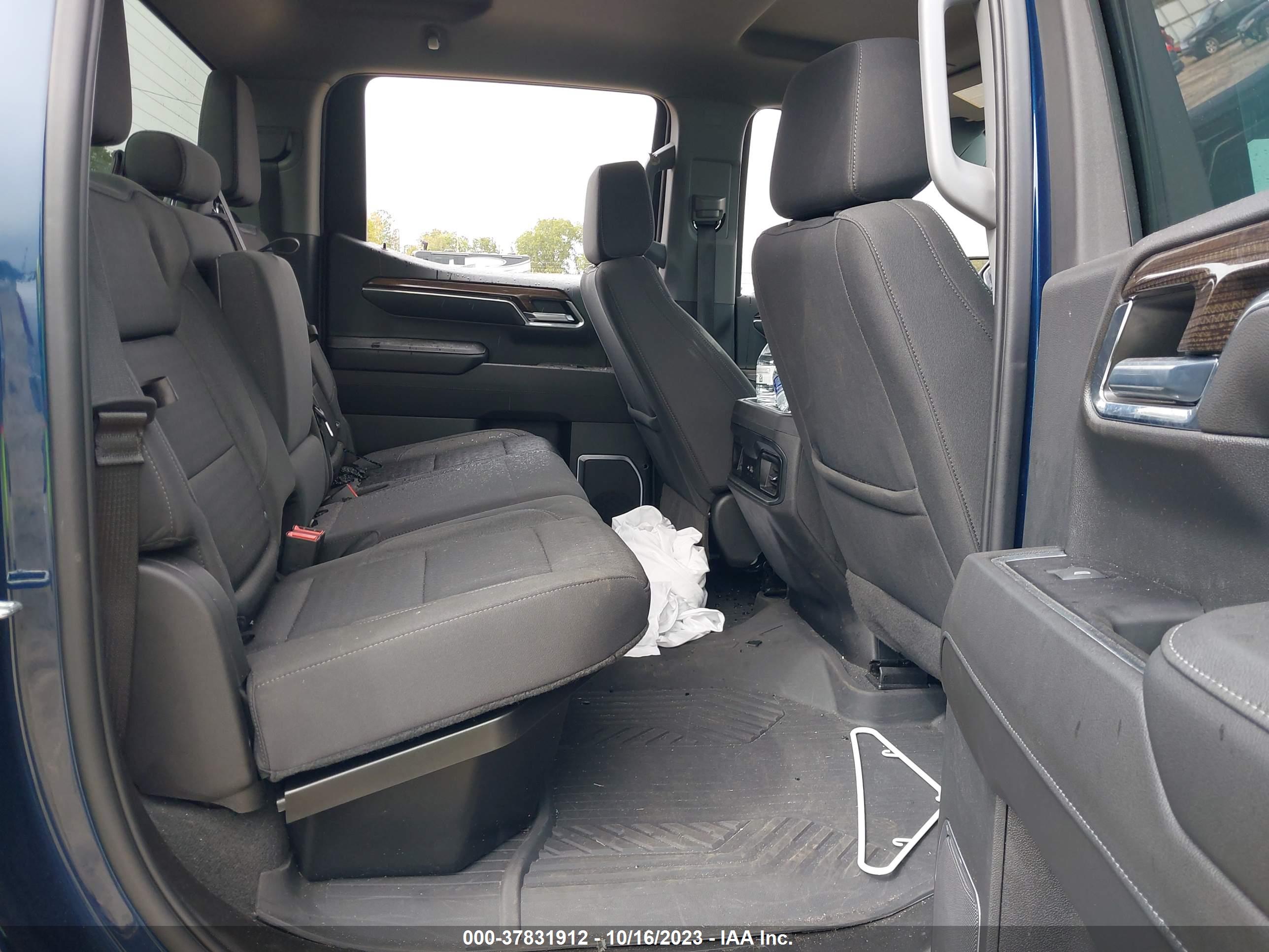 CHEVROLET SILVERADO image 8