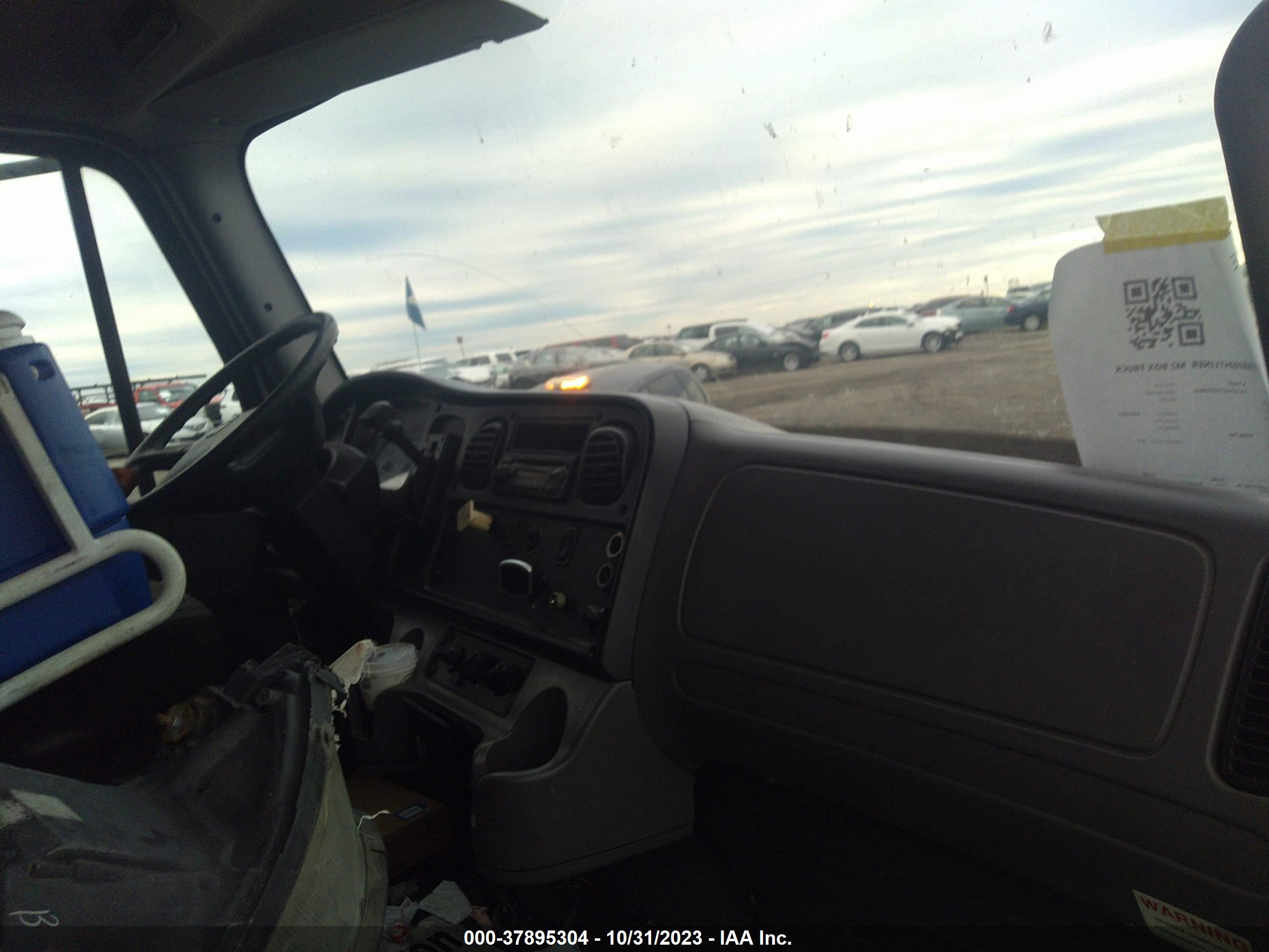 FREIGHTLINER M2 image 5