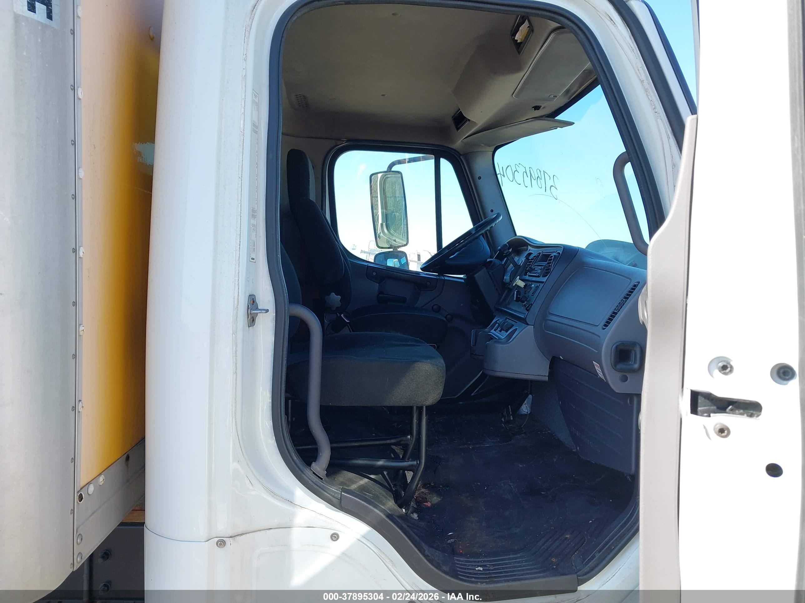 FREIGHTLINER M2 image 7