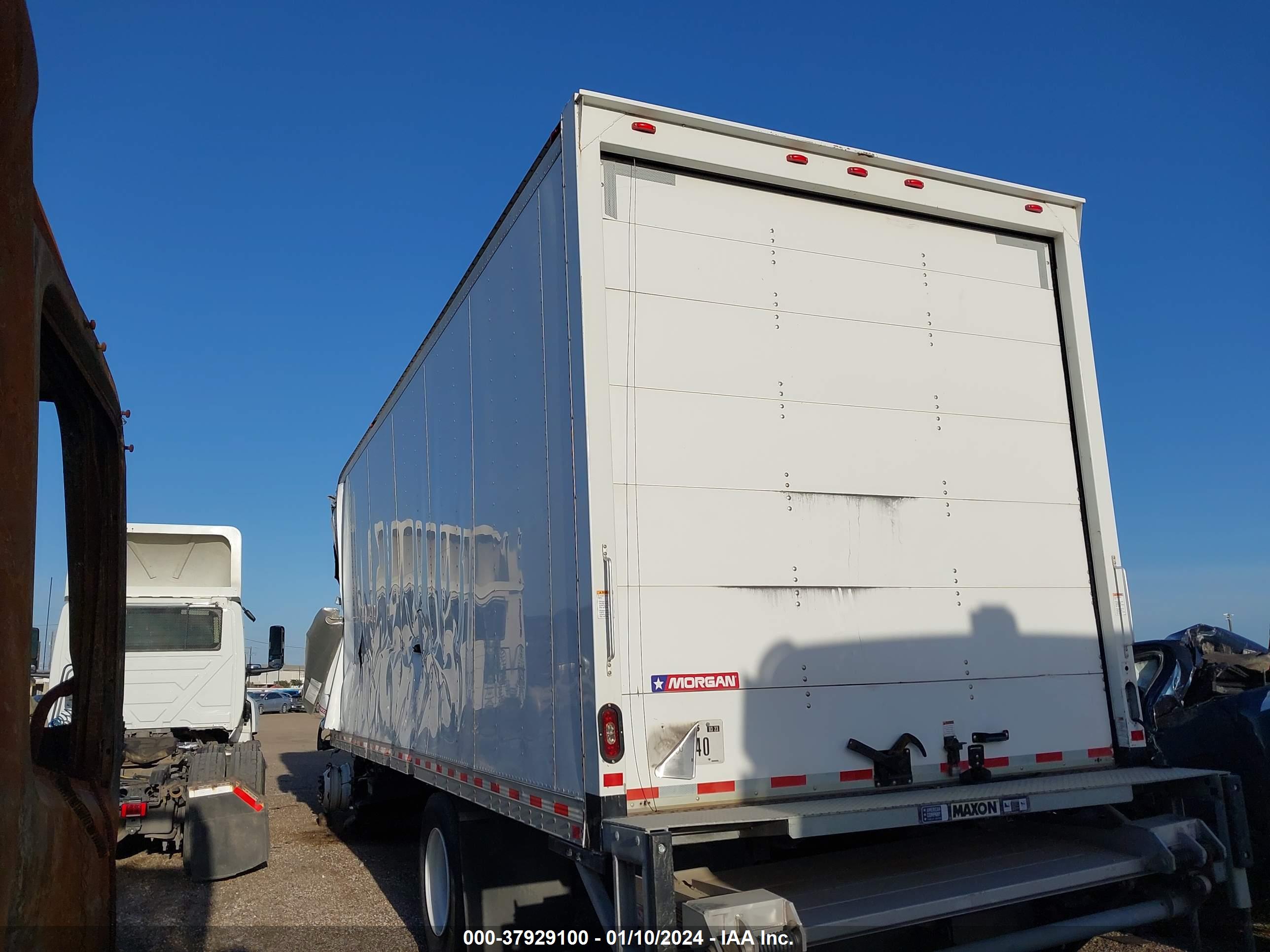 FREIGHTLINER M2 image 3