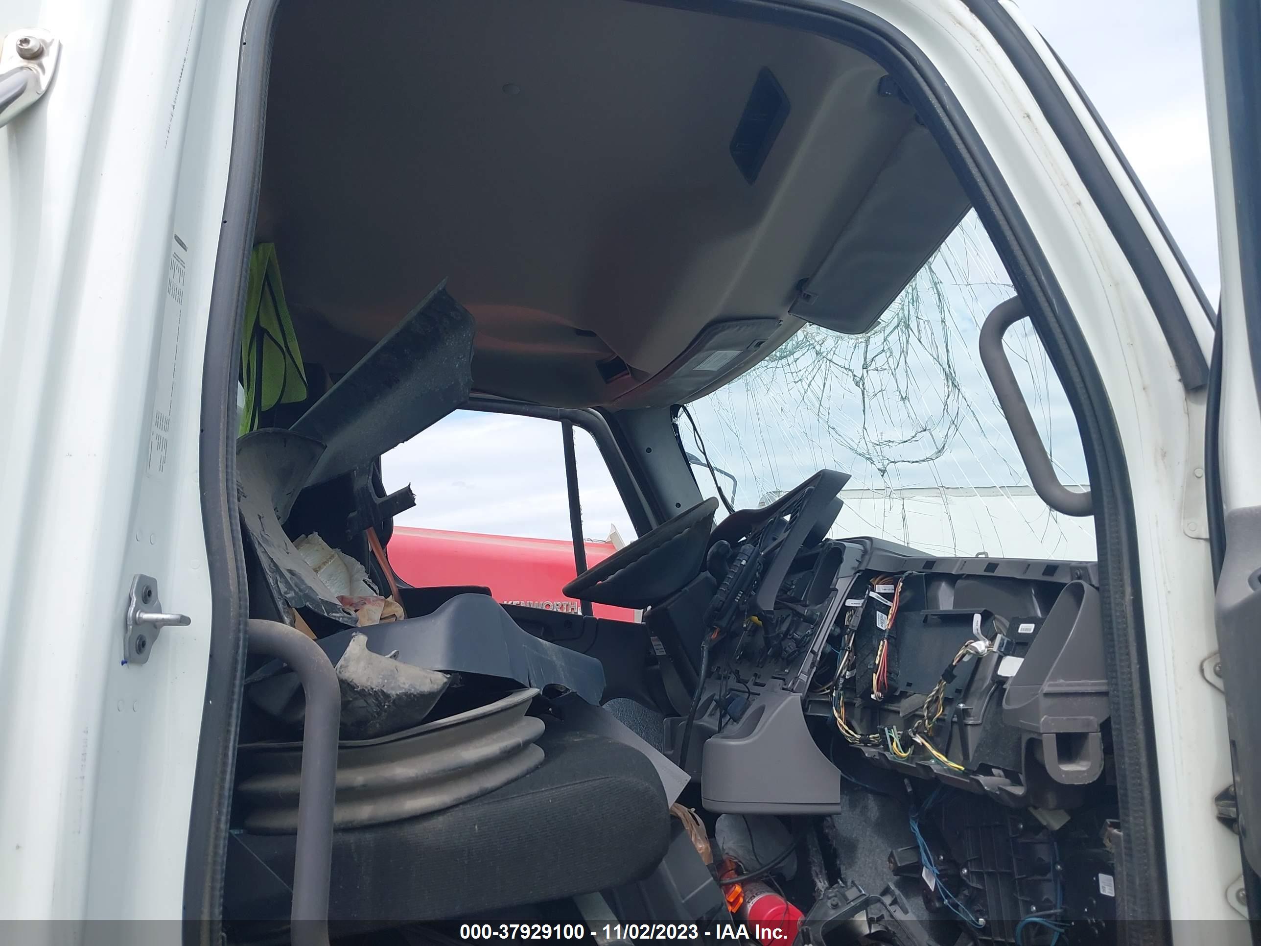 FREIGHTLINER M2 image 5