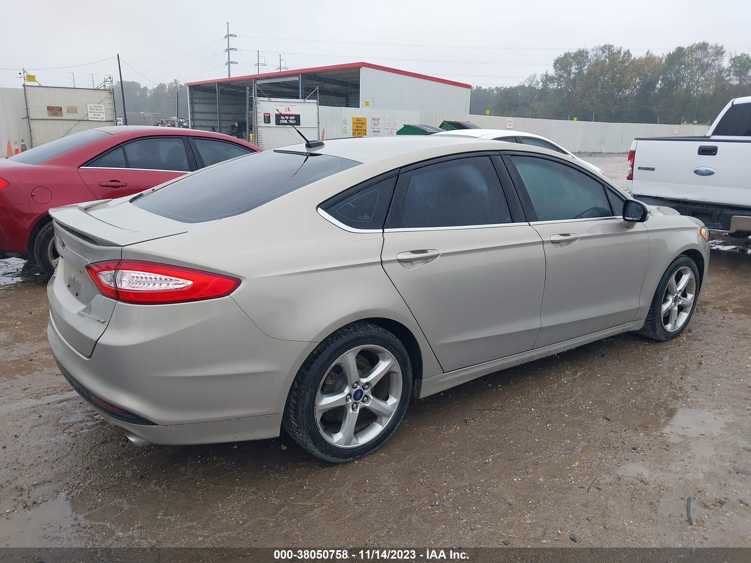 FORD FUSION image 4