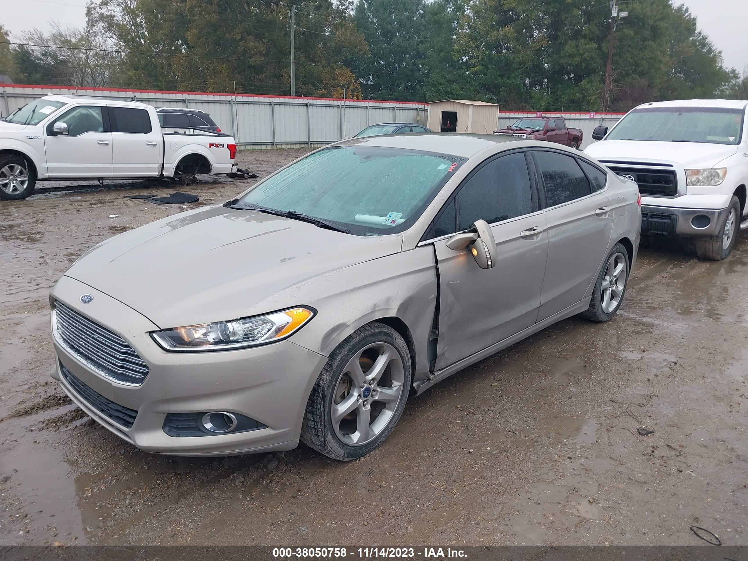 FORD FUSION image 6