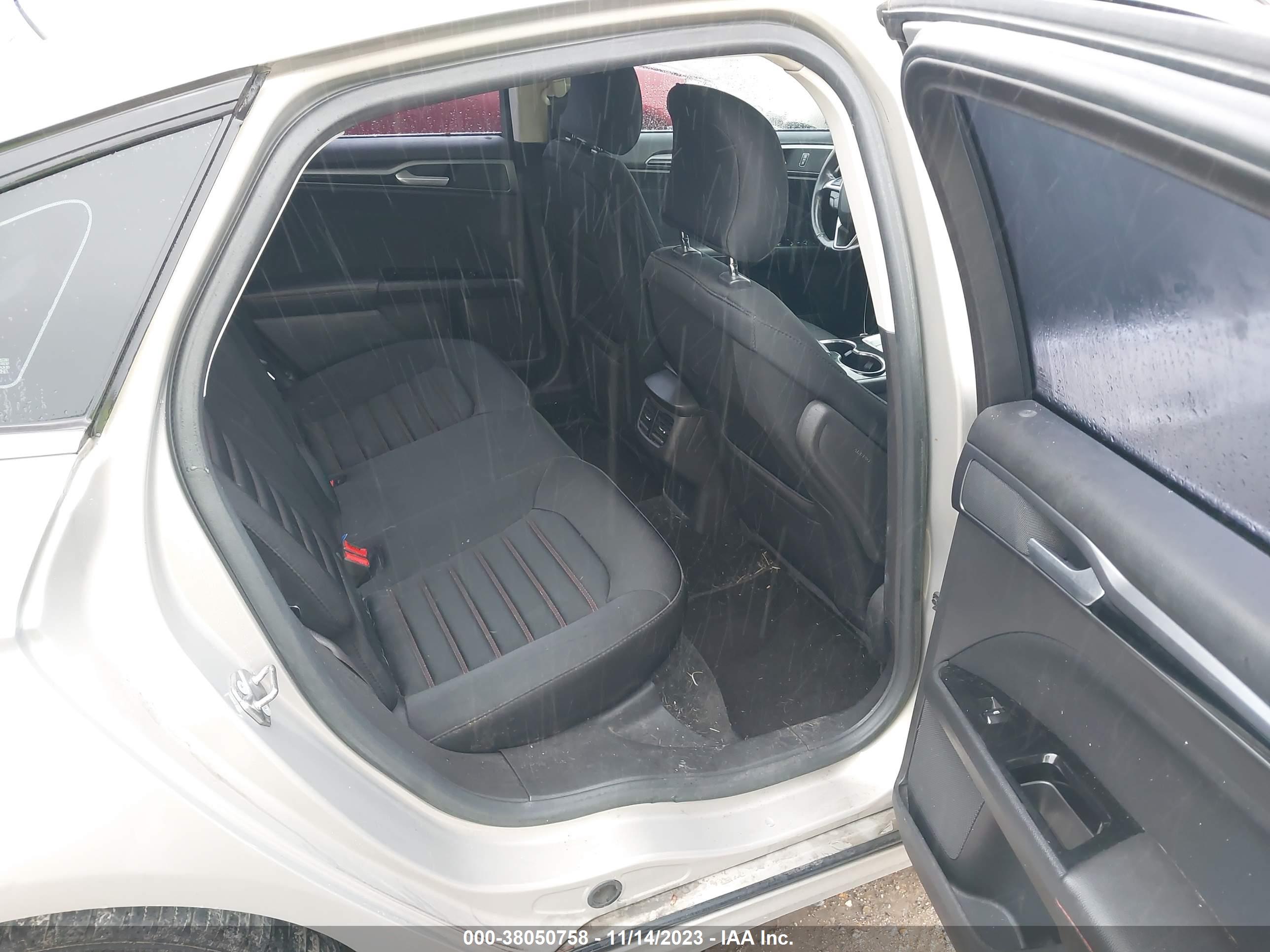 FORD FUSION image 8