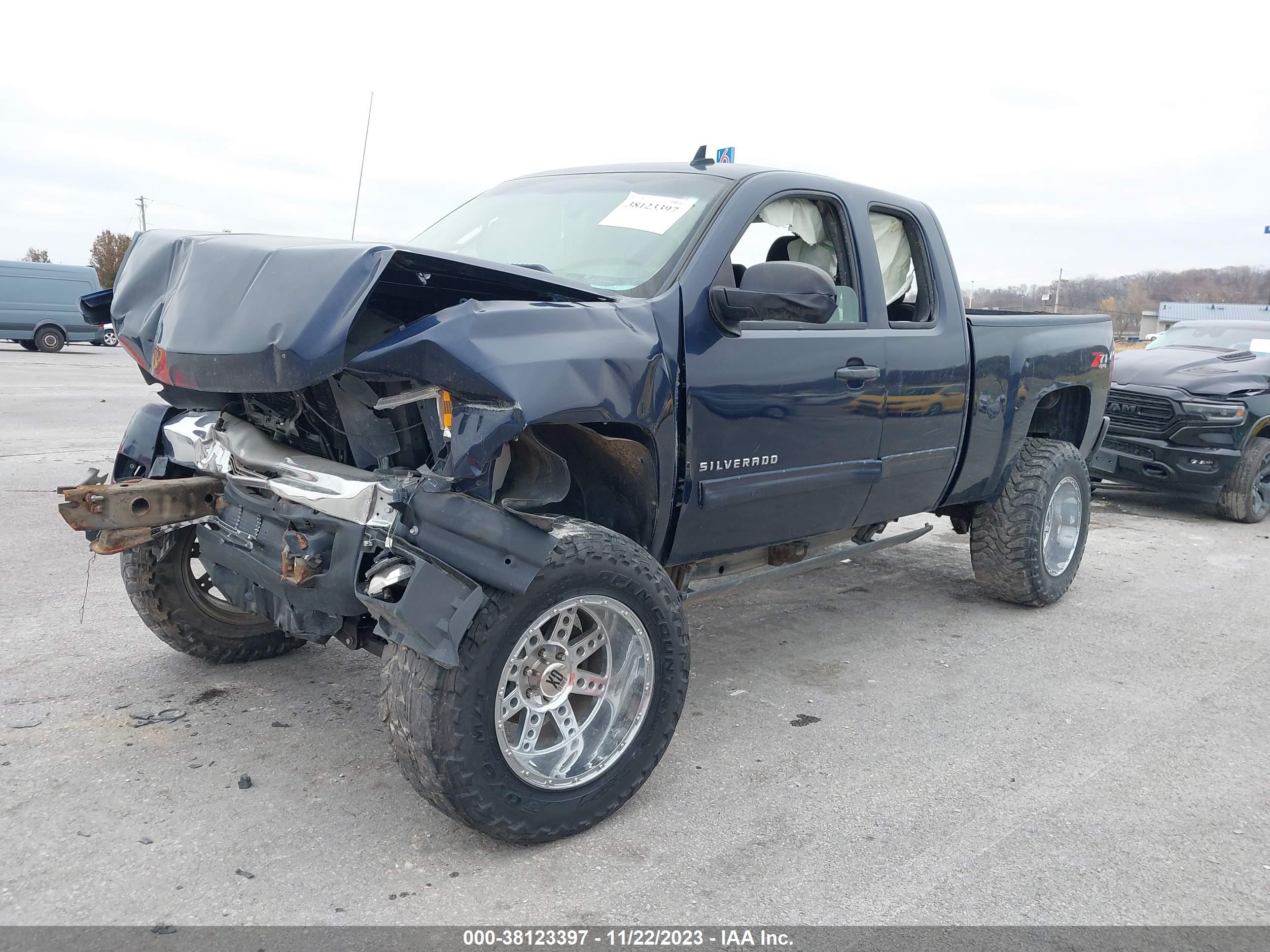 CHEVROLET SILVERADO image 2