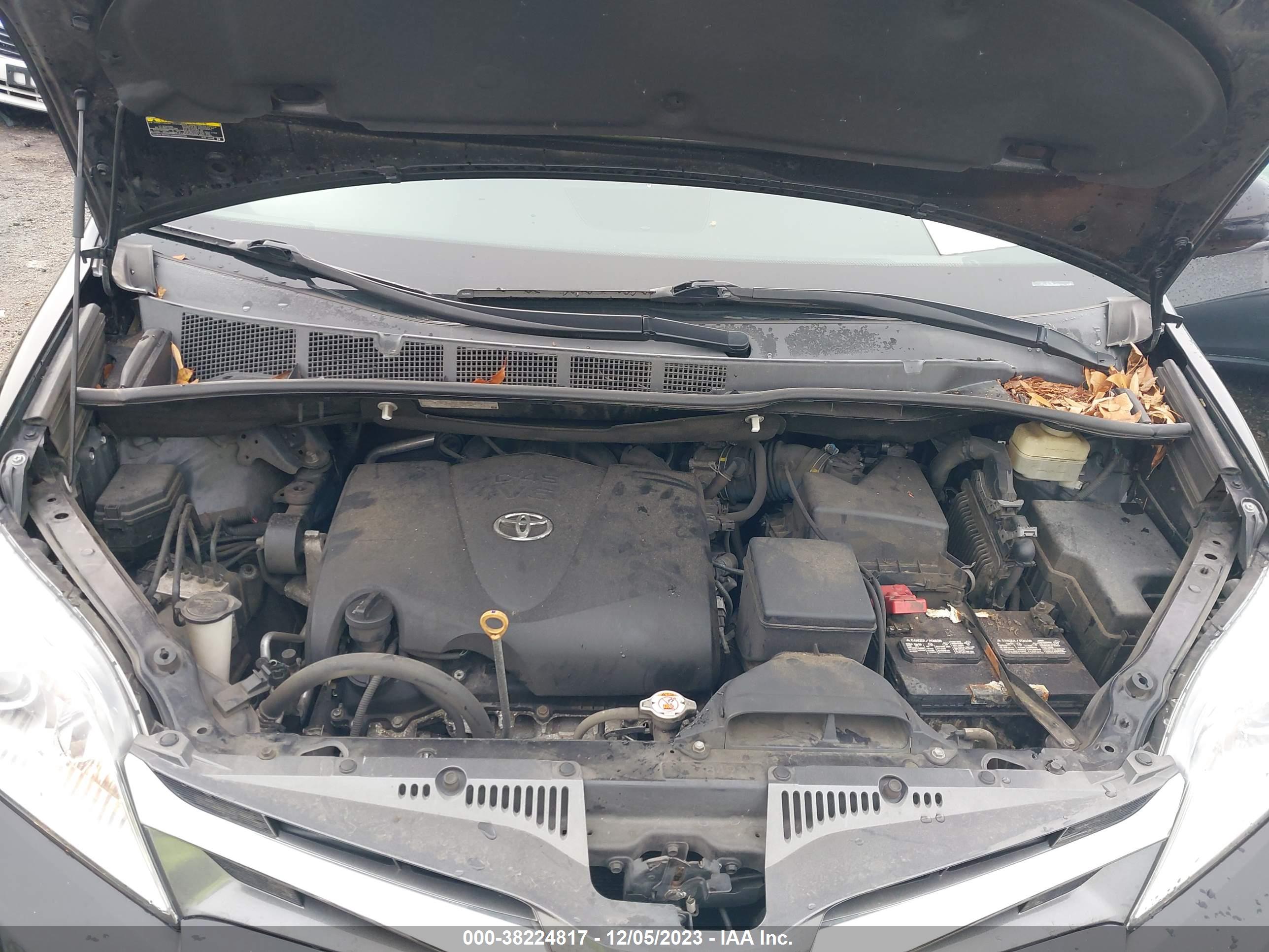 TOYOTA SIENNA image 10