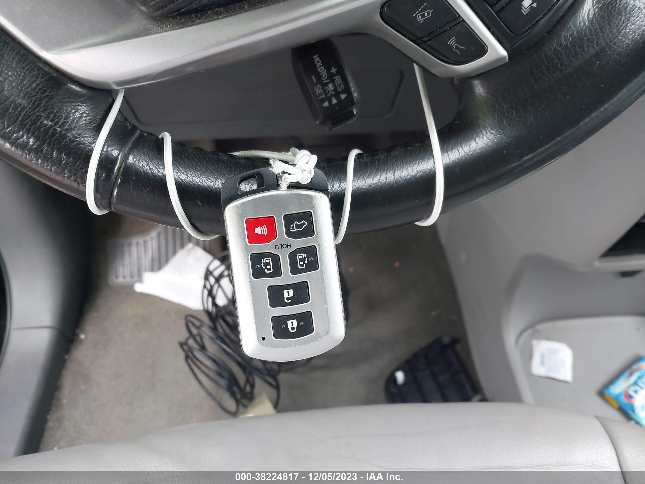 TOYOTA SIENNA image 11