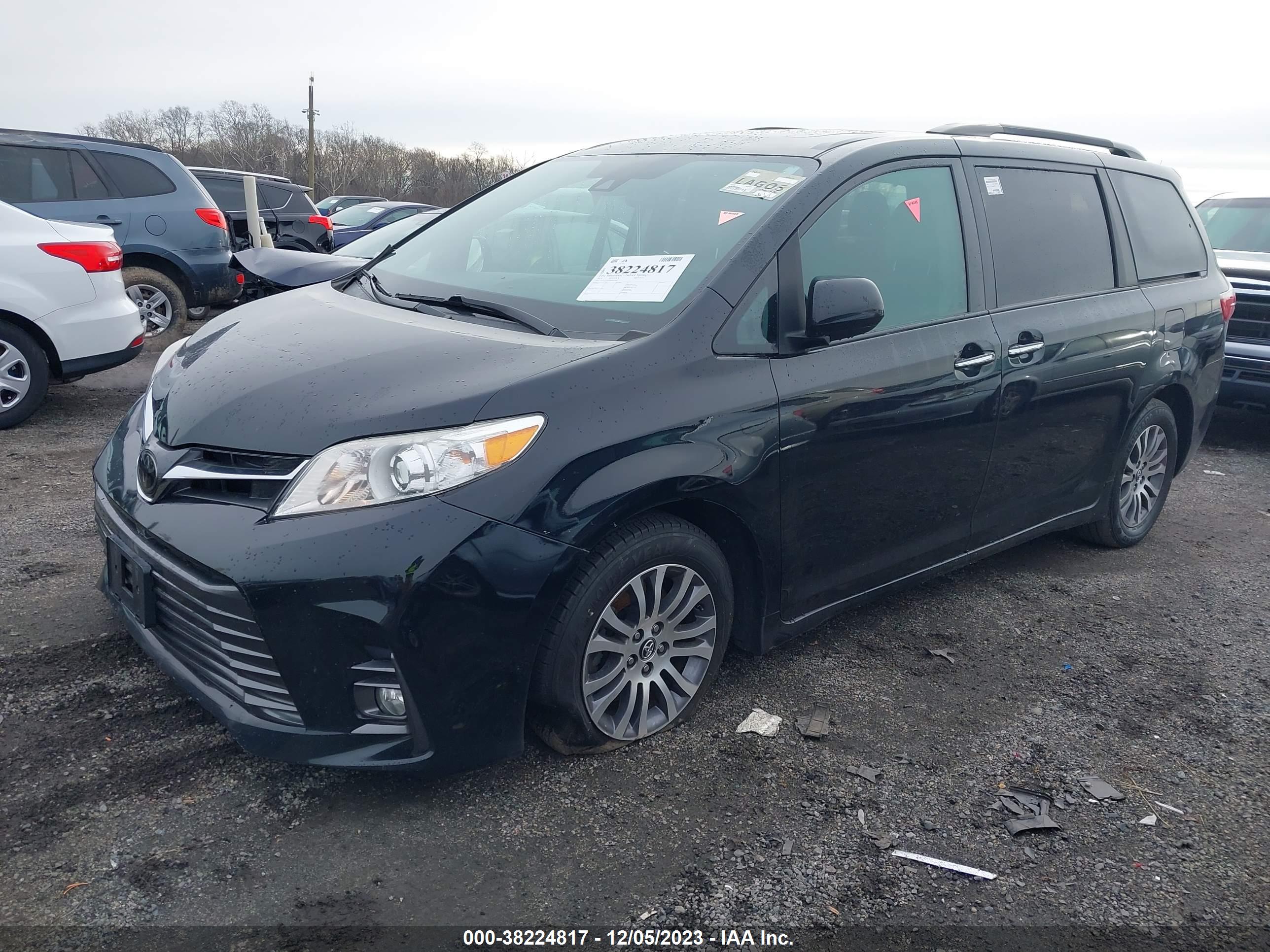 TOYOTA SIENNA image 2