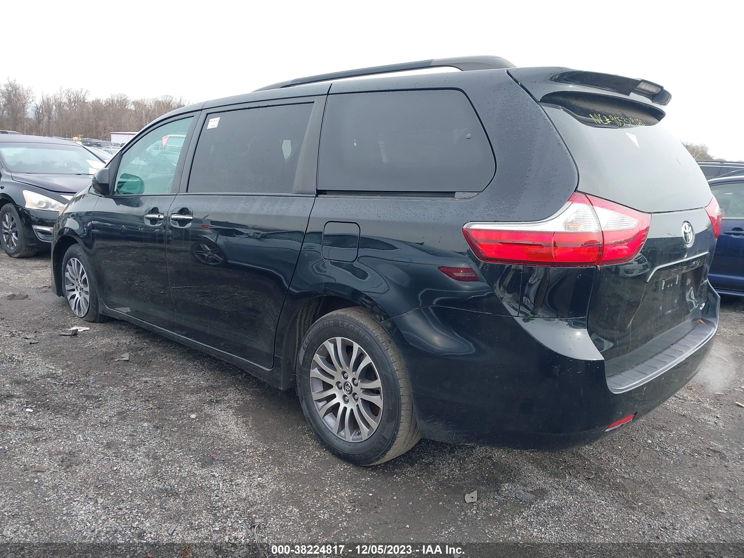 TOYOTA SIENNA image 3