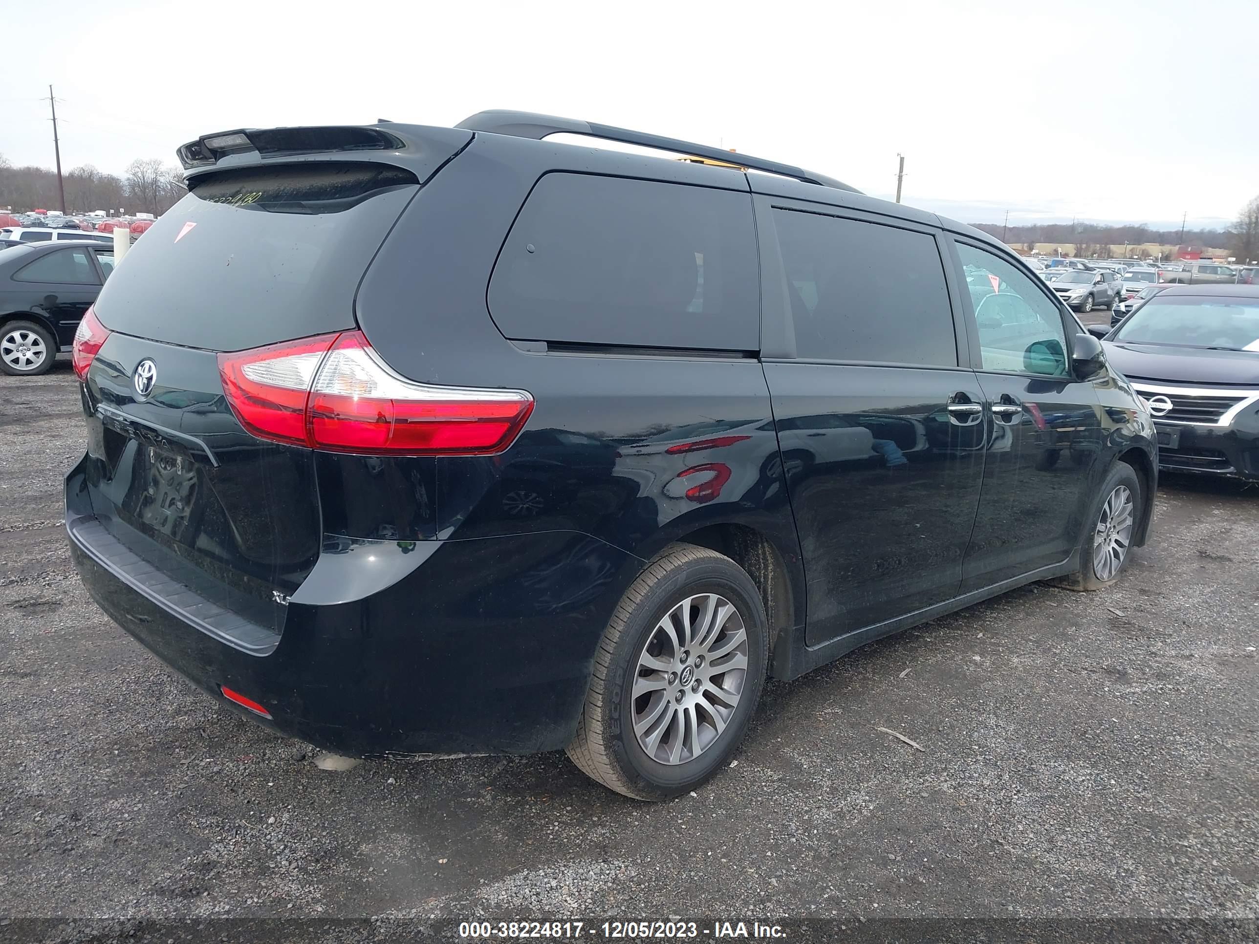 TOYOTA SIENNA image 4
