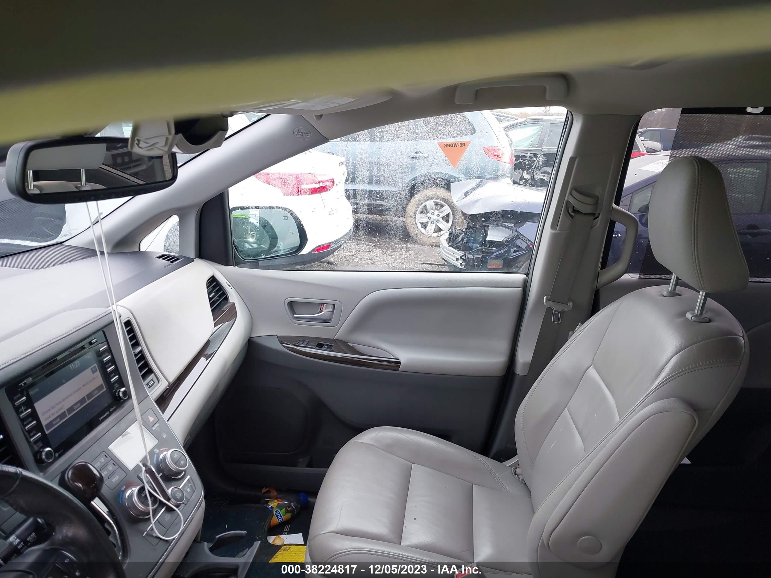 TOYOTA SIENNA image 5