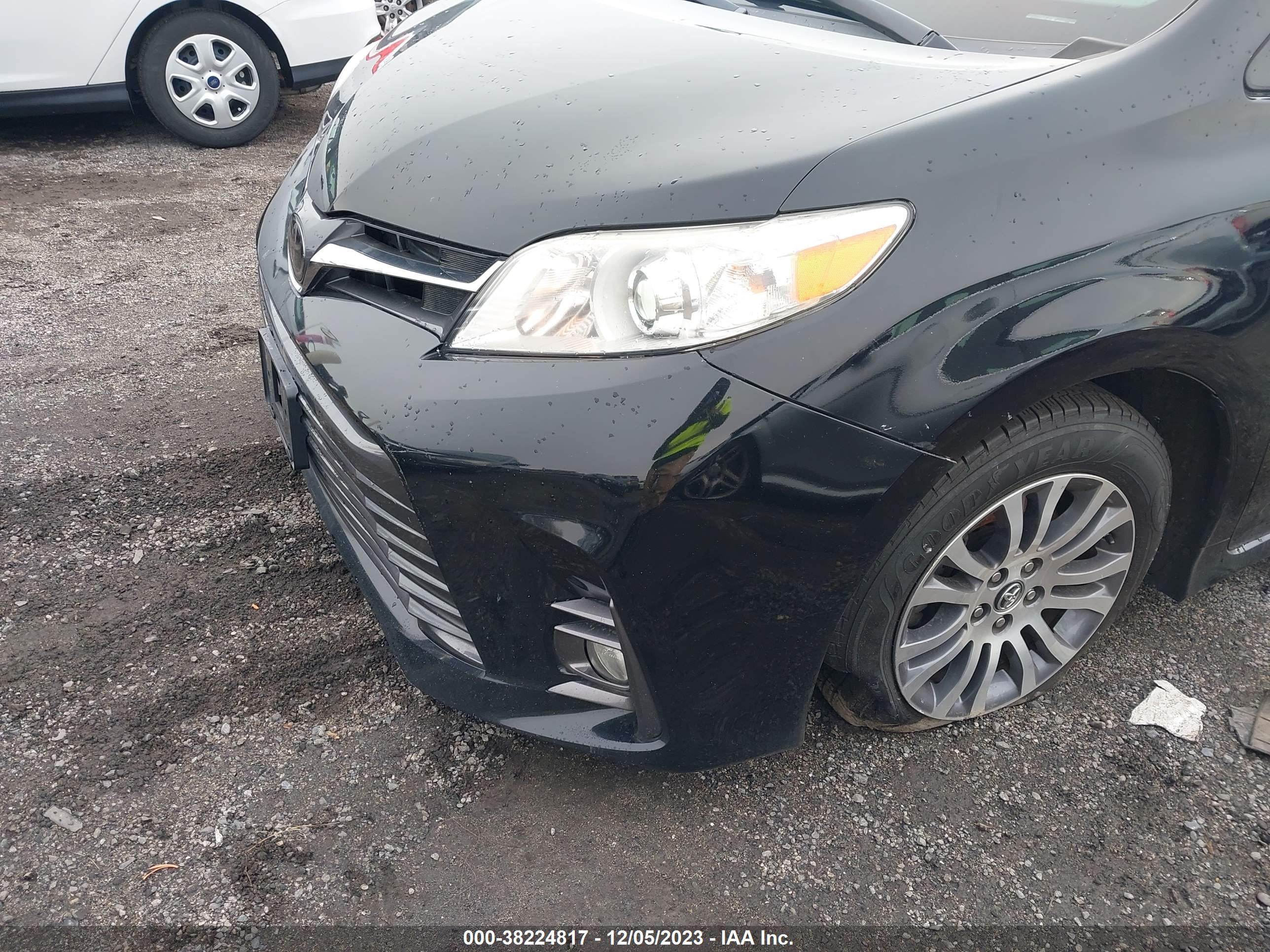 TOYOTA SIENNA image 6