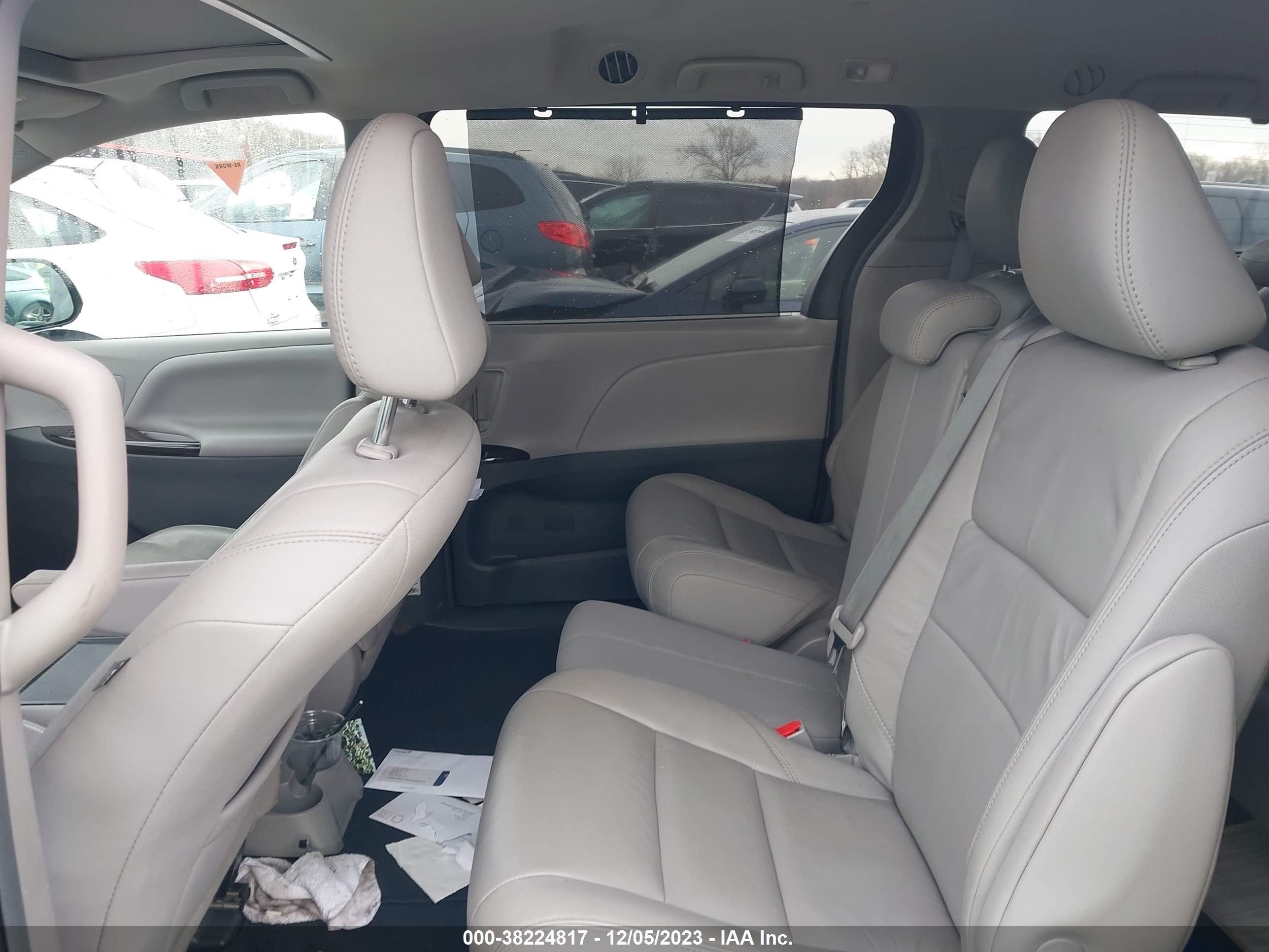 TOYOTA SIENNA image 8