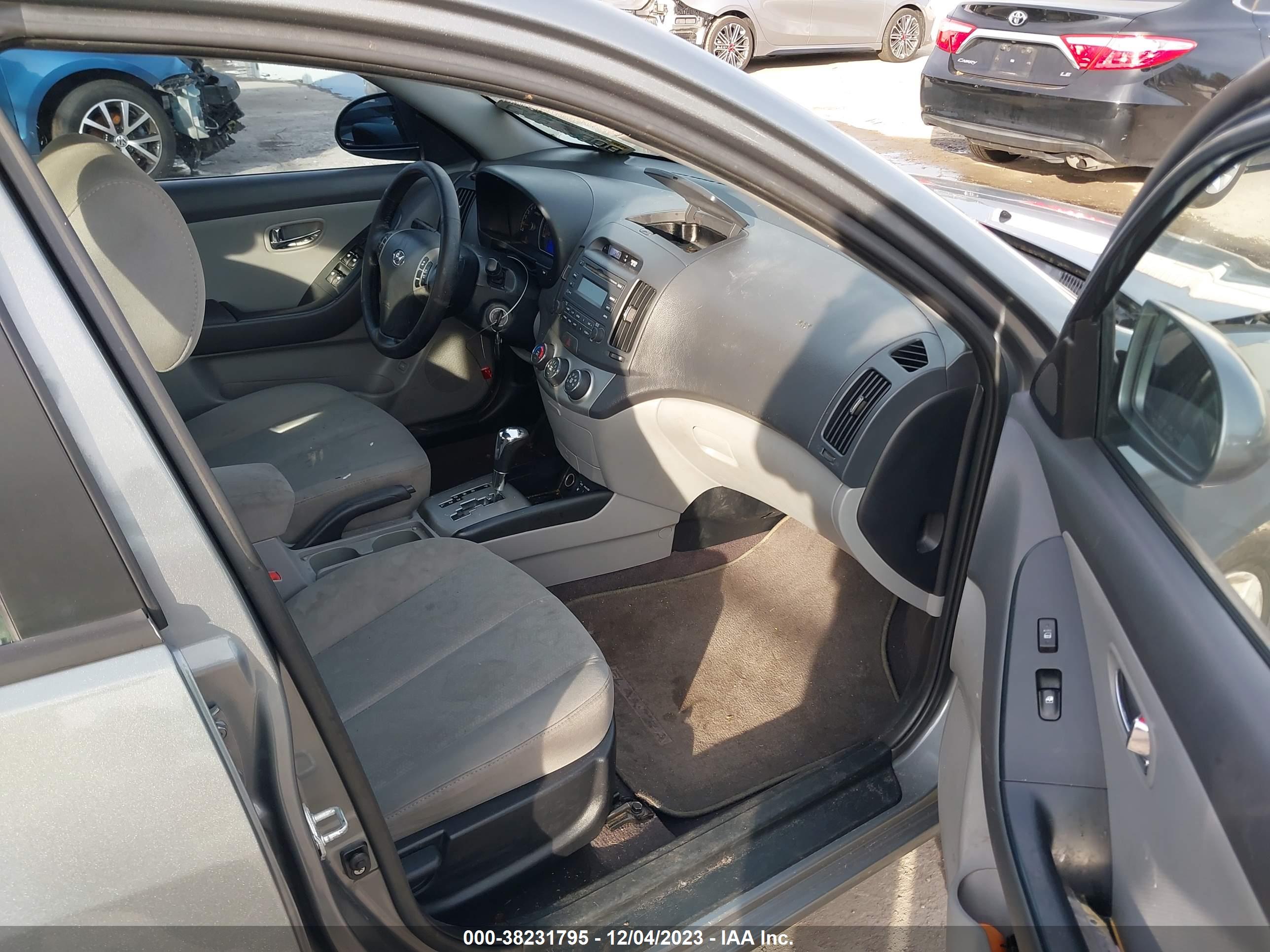 HYUNDAI ELANTRA image 5